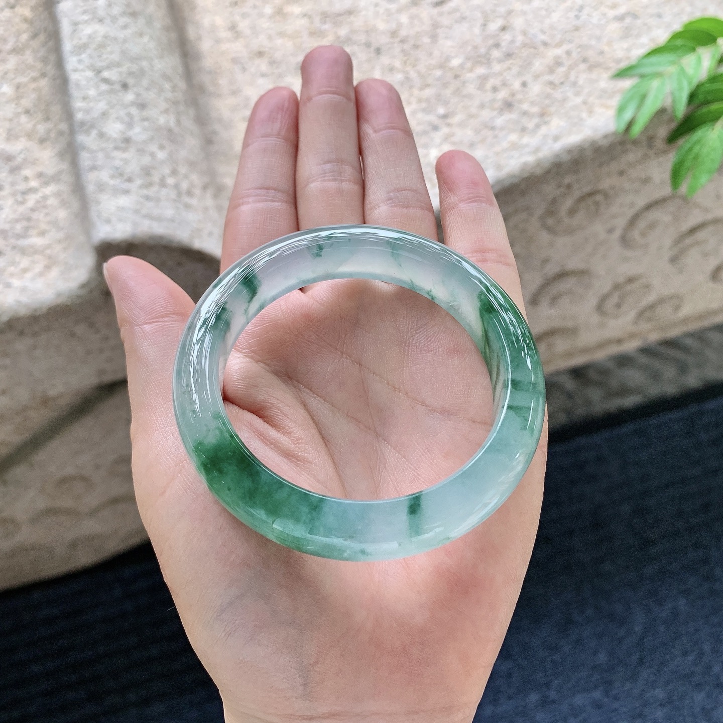 正圈52 53【圈口】53.3/12/8.9【编码】W062802【描述】冰飘绿，清透，水润，种老，细腻，打灯有棉线