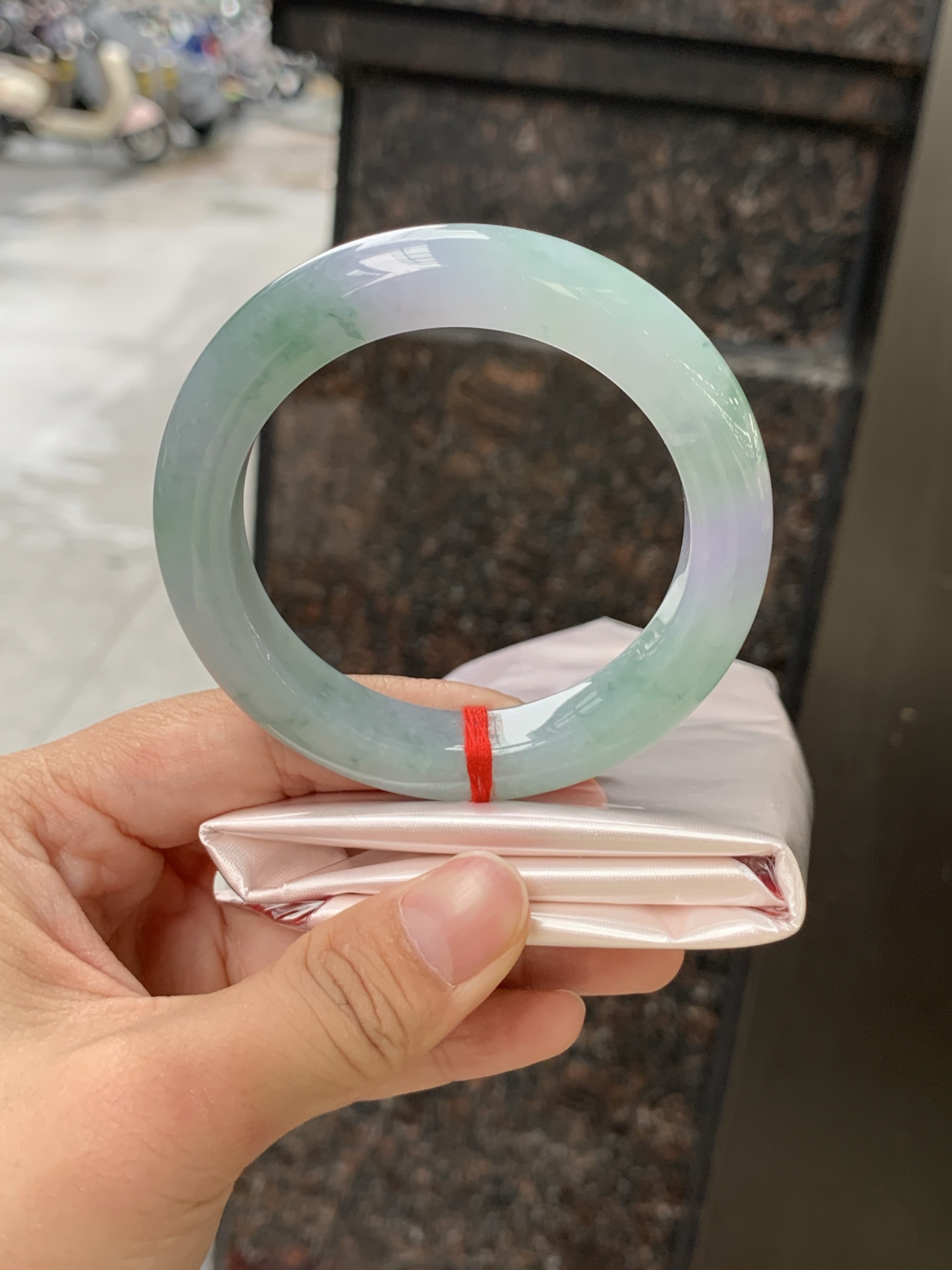 春彩正圈 0628-N930-12 淡紫底色交织果绿底色，底妆细腻温润，色泽自然柔和，一镯双色，韵味