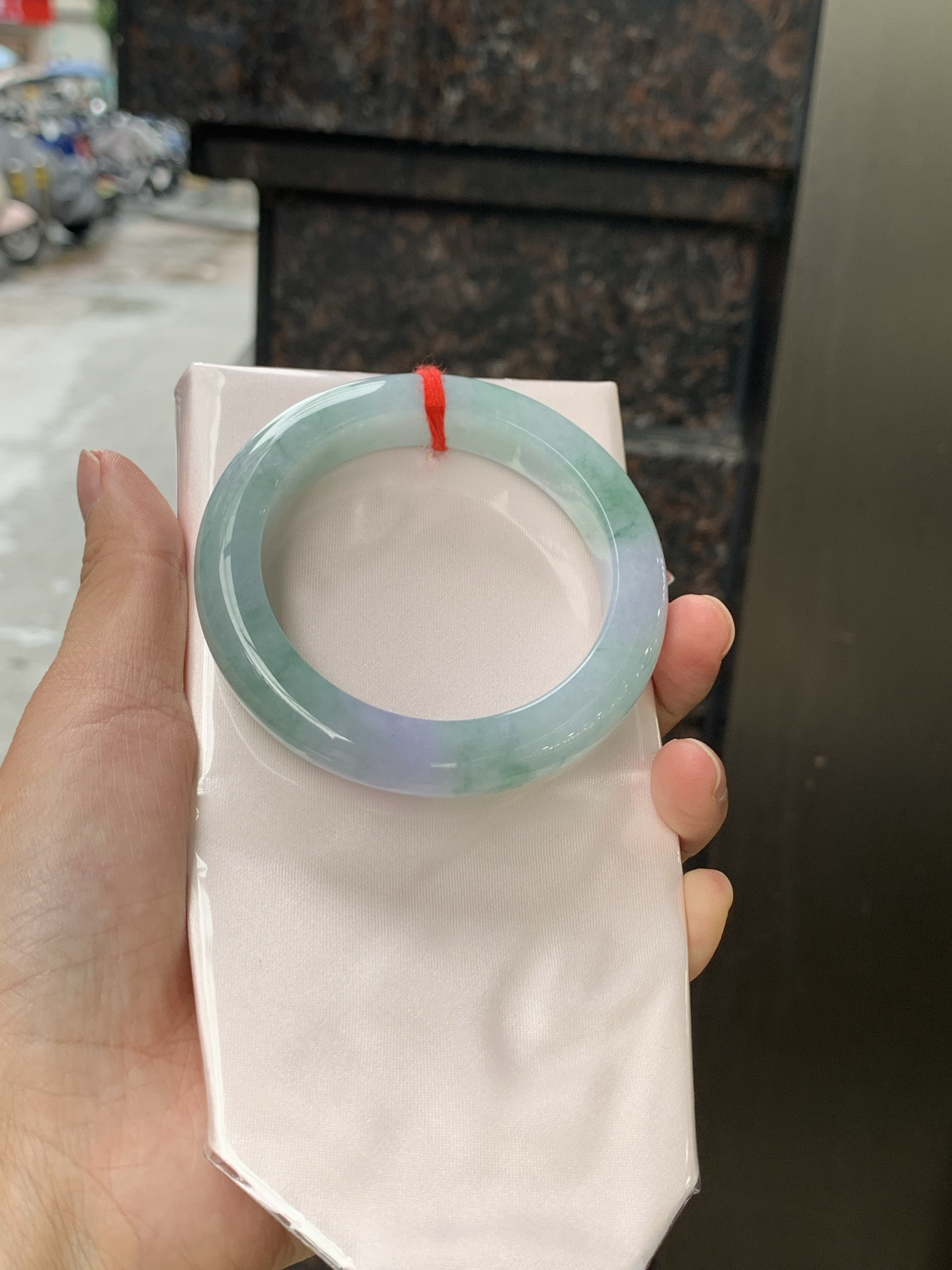 春彩正圈 0628-N930-12 淡紫底色交织果绿底色，底妆细腻温润，色泽自然柔和，一镯双色，韵味独特，日常佩戴超显气质。