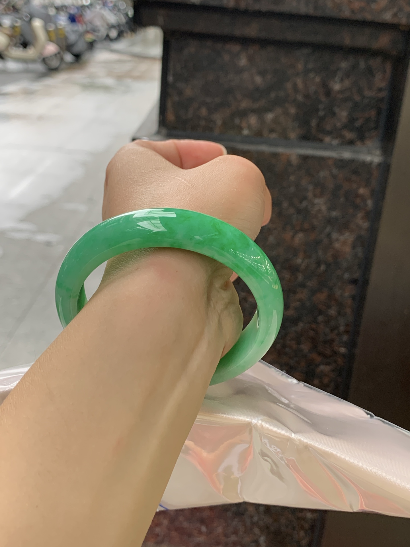 满绿正圈 58.6-14.1-7.9 0628-4X142-1 打灯细纹，底妆水润，满圈阳绿鲜艳青翠，色泽均匀分布，举手投足之间散发出来的贵气感