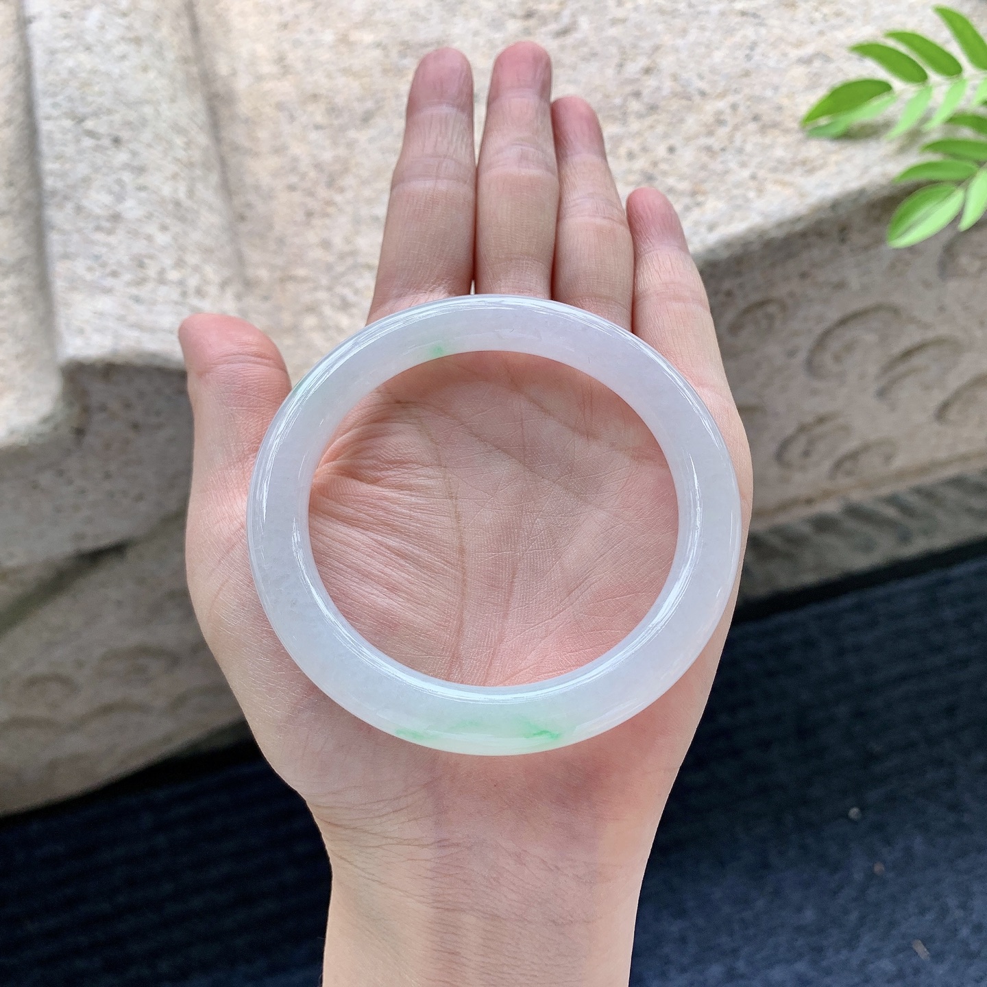 圆条55 56【圈口】56.4/8.4/9.2【编码】C5062903【描述】细糯飘绿，水润，种老，