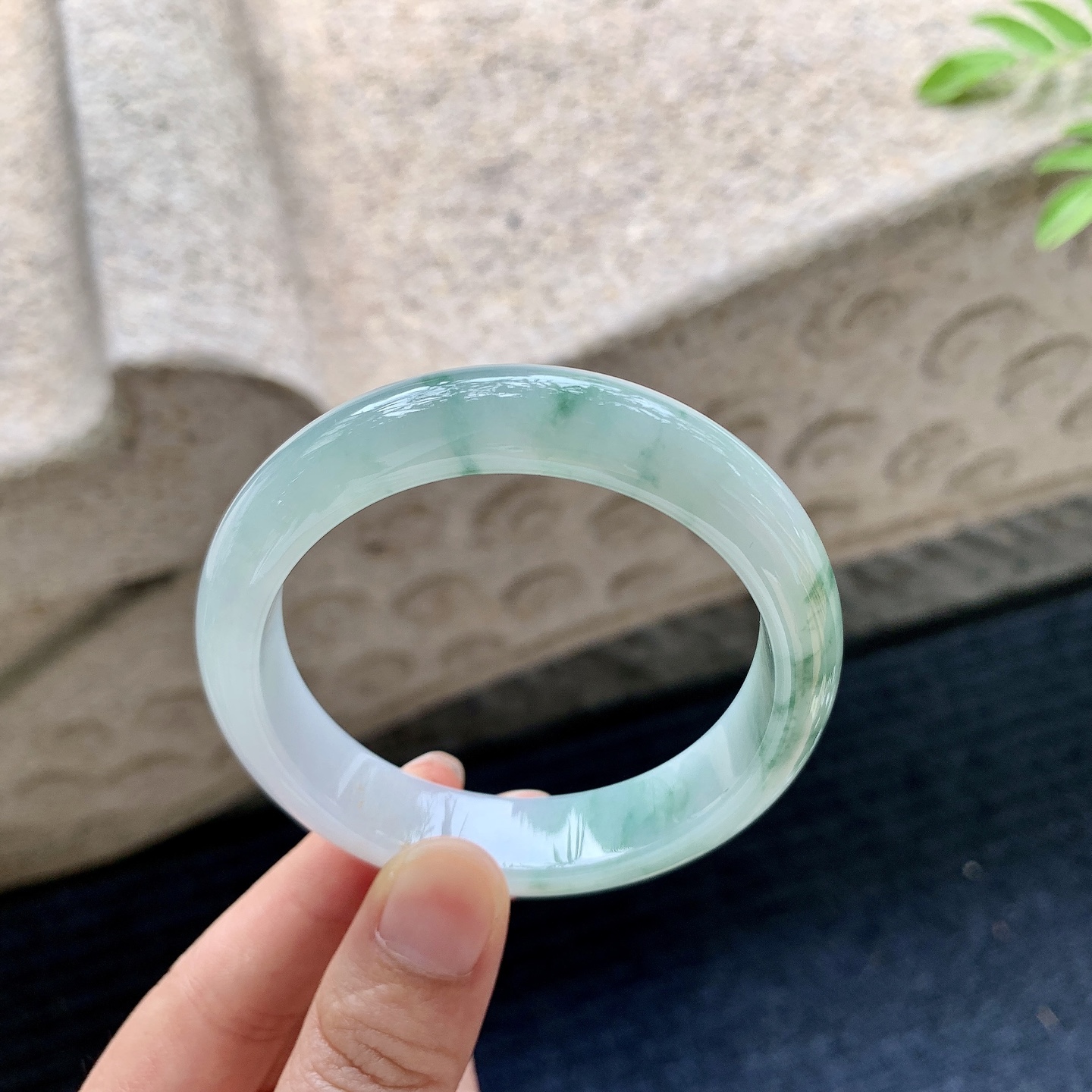正圈52 53【圈口】53.5/12.8/8【编码】HJ063004【描述】细糯飘花，水润，种老，细腻，无裂