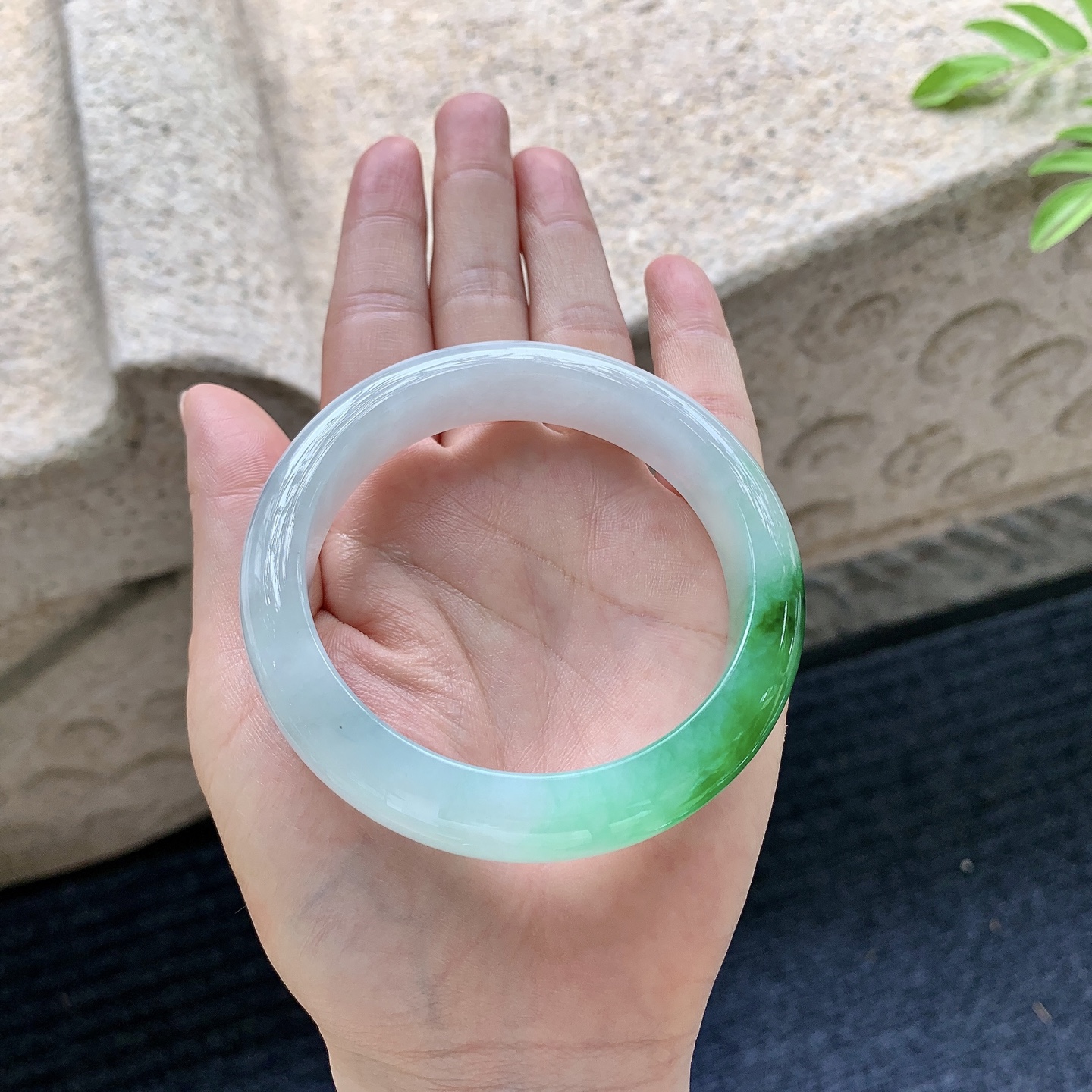 正圈58 59【编码】BM063037【描述】糯冰飘辣绿，水润，种老，细腻，打灯有棉线