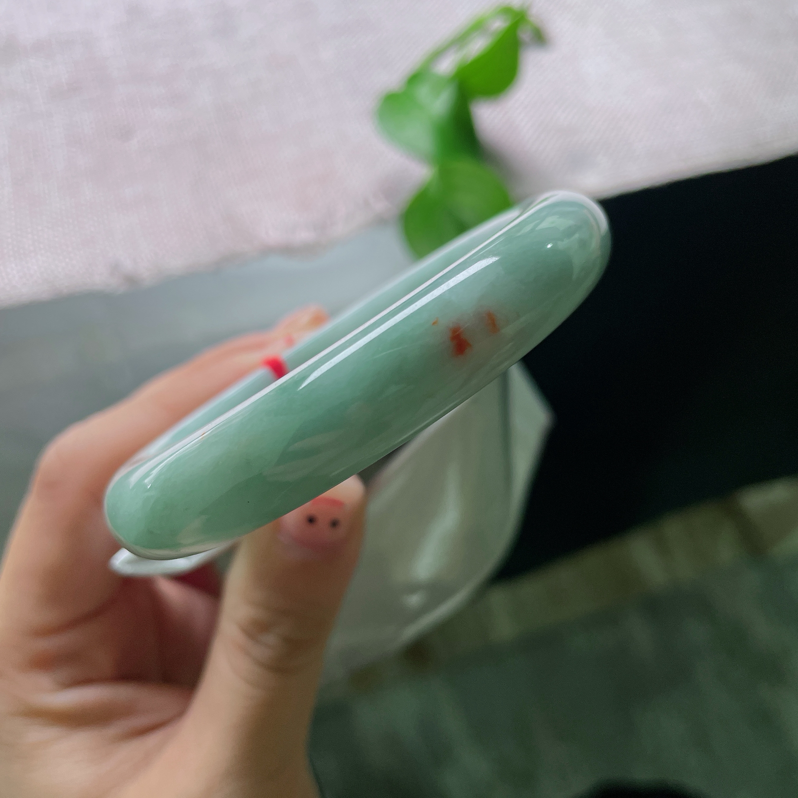 58/12.2/9.1，蓝底正圈，皮纹，浅晴底玉镯缀一抹艳红，红运当头，温婉藏吉兆。ss54064a。