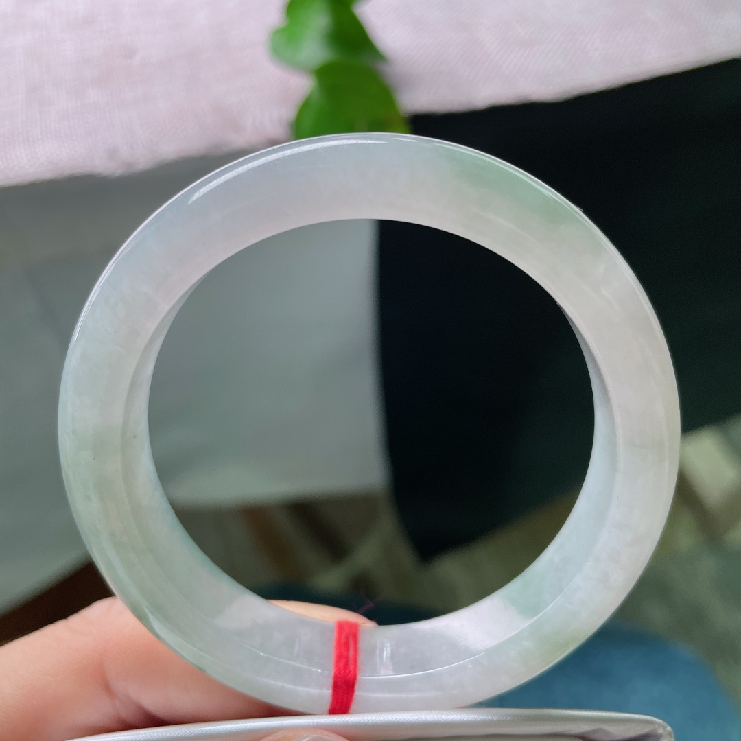 飘花正圈，清透冰白为底，晕染一抹灵动飘绿花，似山涧青苔沉于浅潭。玉质通透莹润，清浅翠色随性舒展，腕间自带悠然静谧的山水诗意。无裂，ss52535a