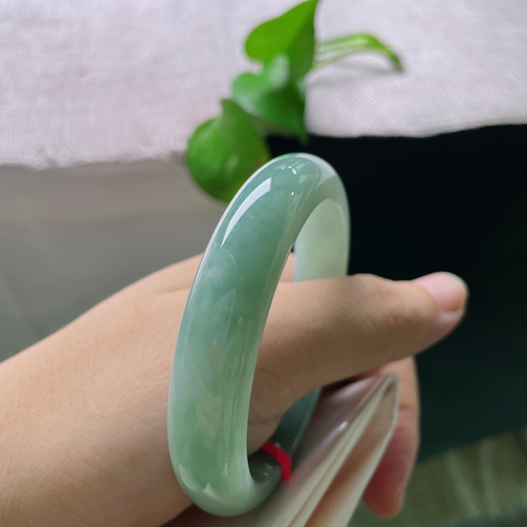 绿底正圈，无裂，晴水冰种翡翠正圈，温润凝翠，自带温婉清雅的东方古典韵味。ss54371a。
