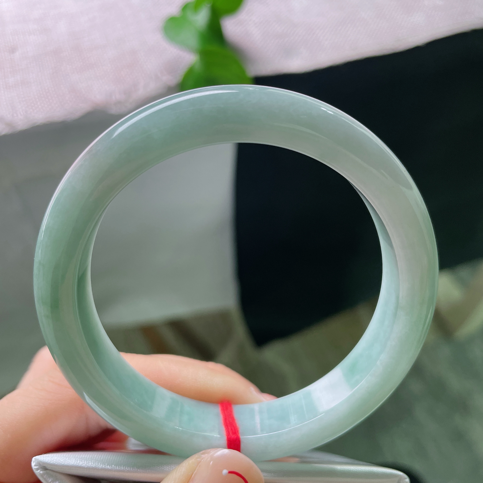 58/12.2/9.1，蓝底正圈，皮纹，浅晴底玉镯缀一抹艳红，红运当头，温婉藏吉兆。ss54064a