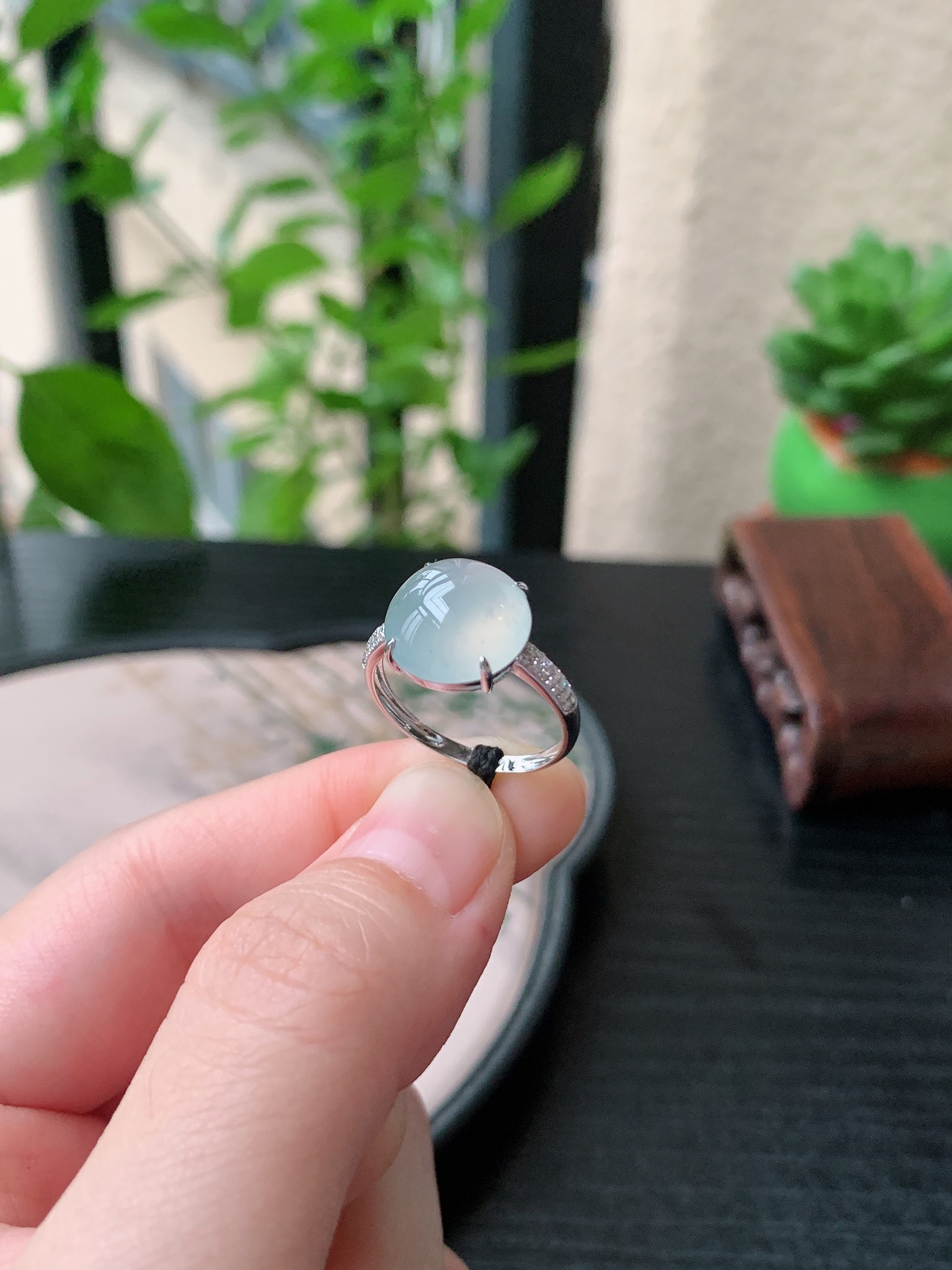 18k金镶嵌老坑冰种胶感白月光戒指 裸石尺寸:11.7-11.6-6.6mm