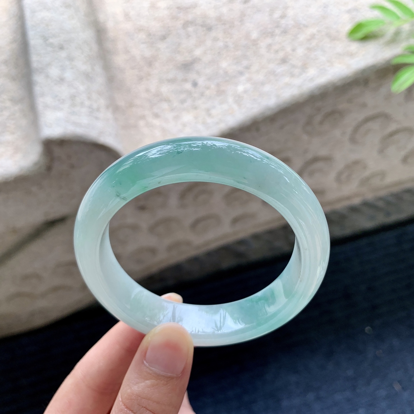 正圈55 56【圈口】55.2/14/8.7【编码】WW063033【描述】糯冰飘花，水润，种老，细腻，打灯有纹线