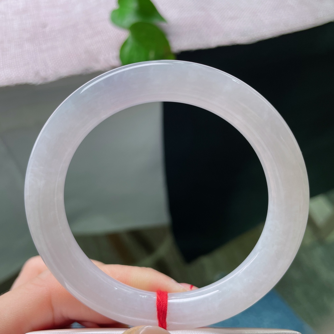 55/9.9，淡粉紫圆条，薄雾淡紫凝于素玉圆镯，浅粉春色轻覆白净玉底，通透柔光温润内敛。褪去繁杂艳色