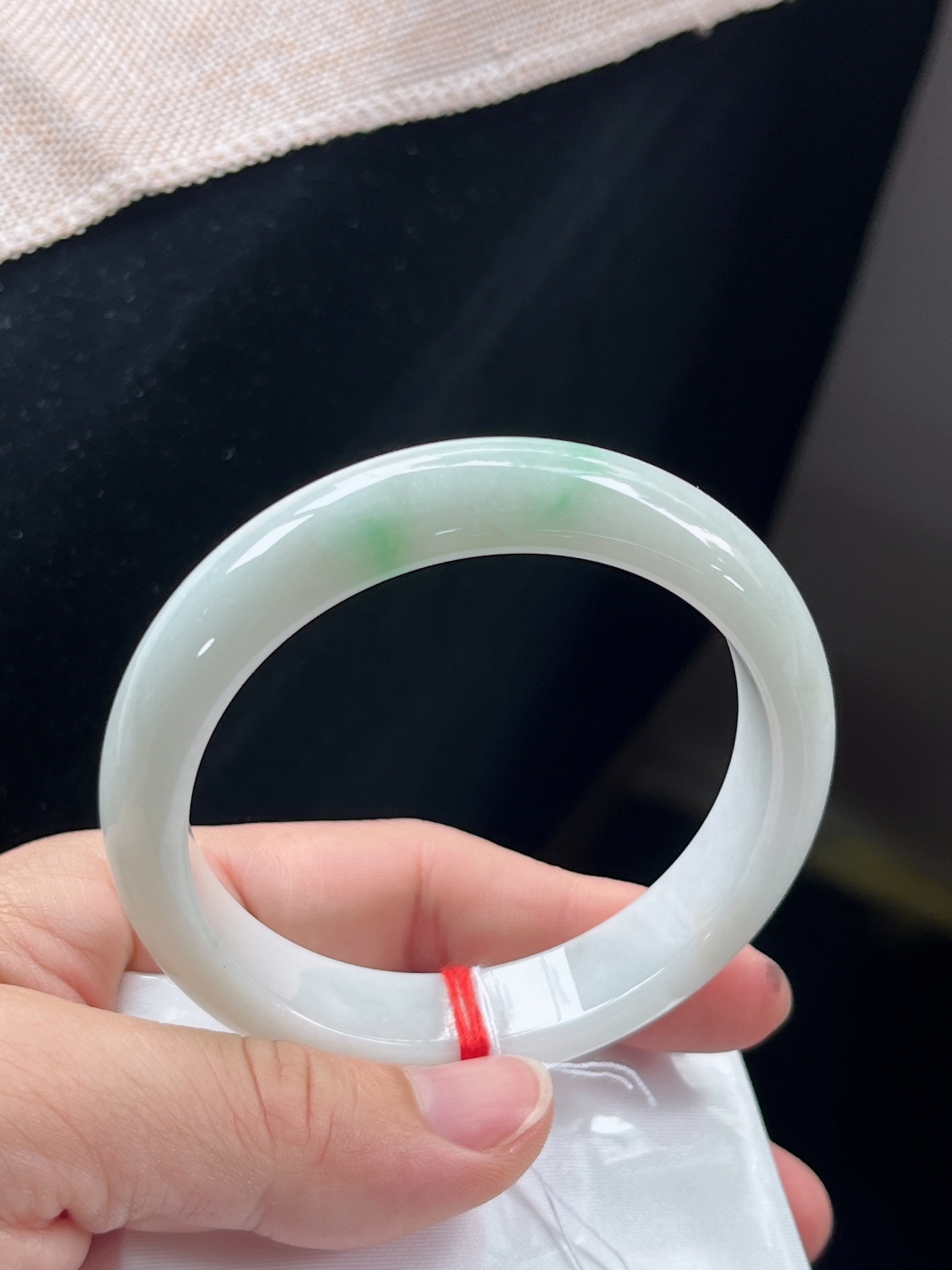 八号正圈飘绿手镯，白底青，色阳，尺寸58.9-13.1-8.2mml29nyb