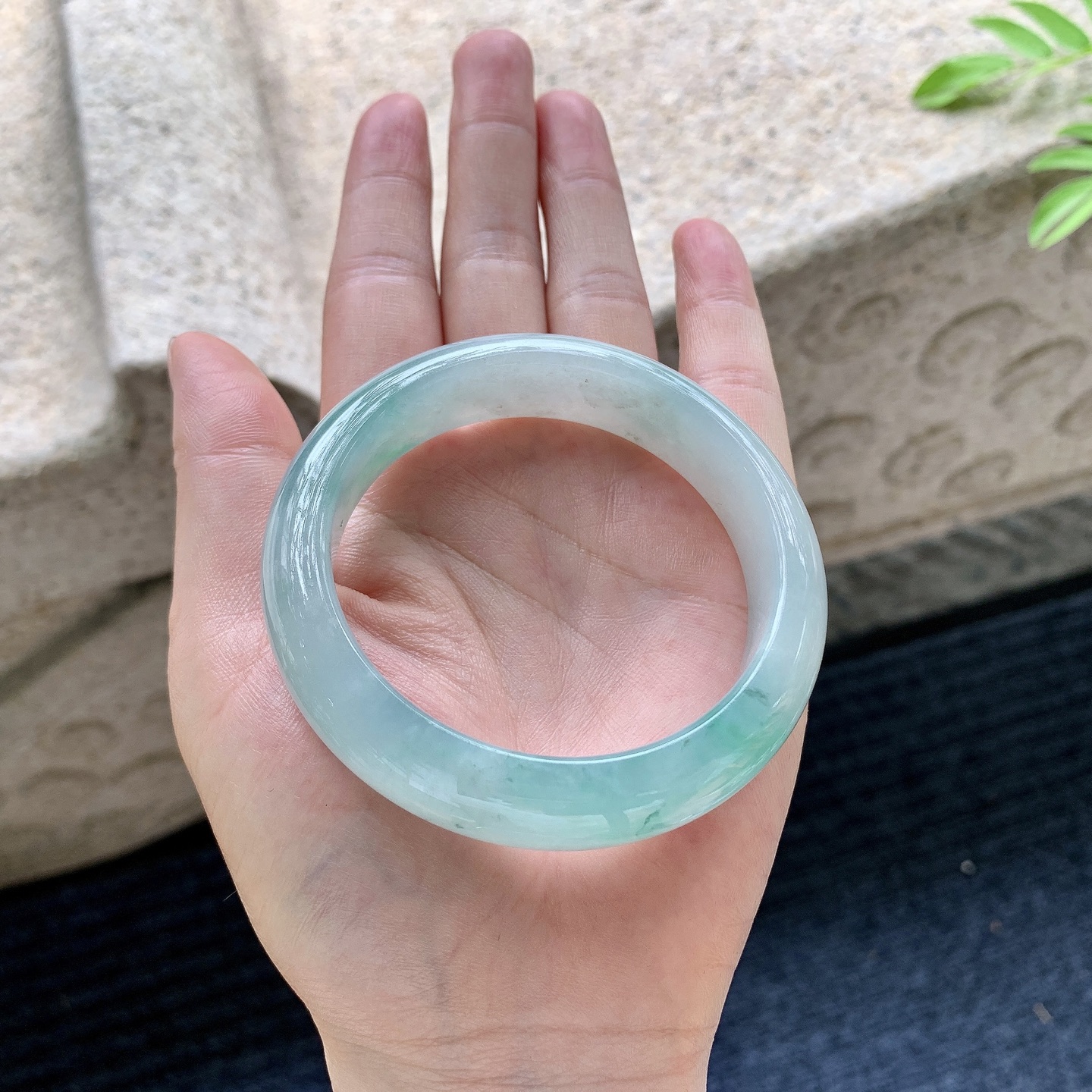 正圈55 56【圈口】55.2/14/8.7【编码】WW063033【描述】糯冰飘花，水润，种老，细