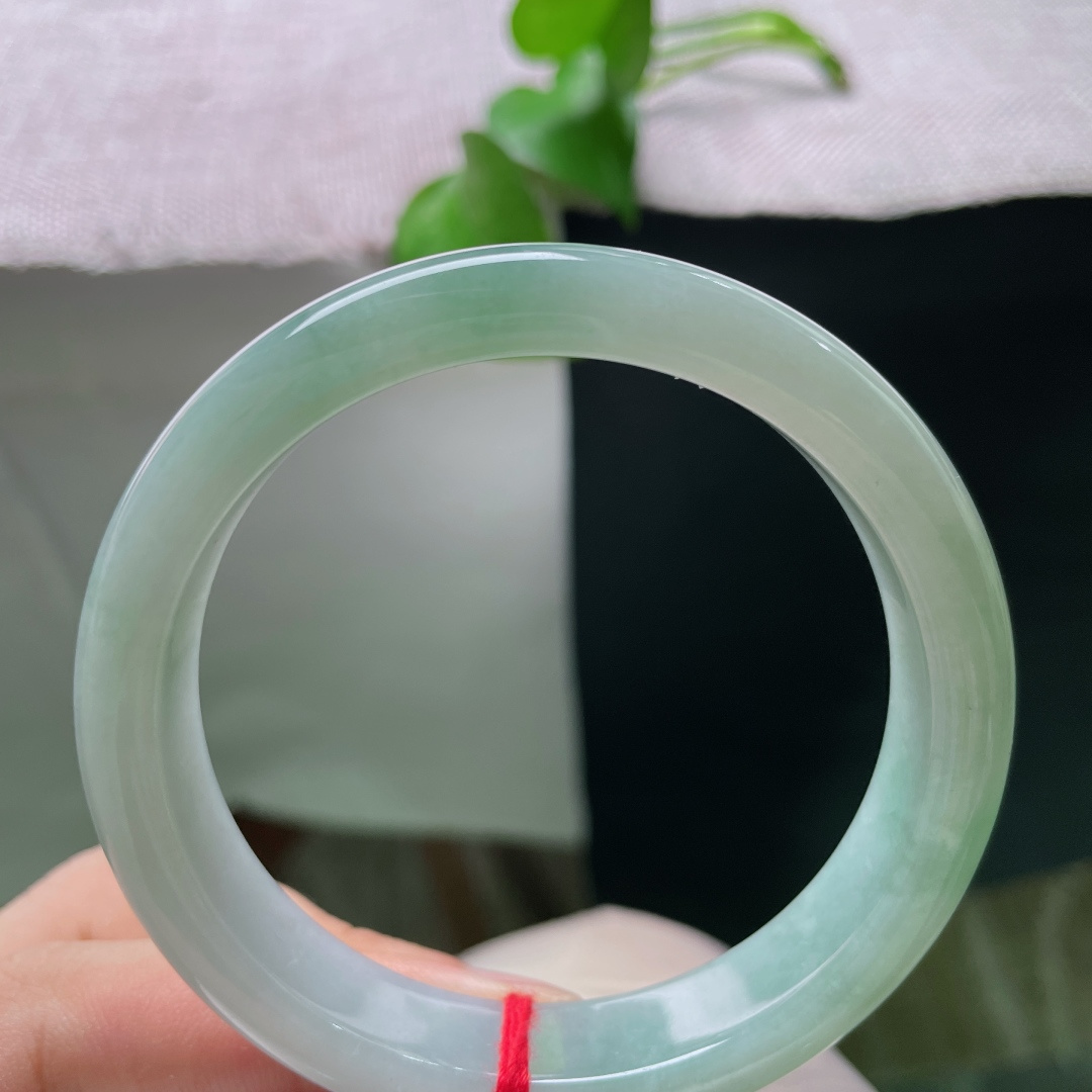 57.2/12.1/8.7，绿底正圈，无裂，浅冰晴水细润，清浅灵动，清爽显嫩满是少女青春感。ss57
