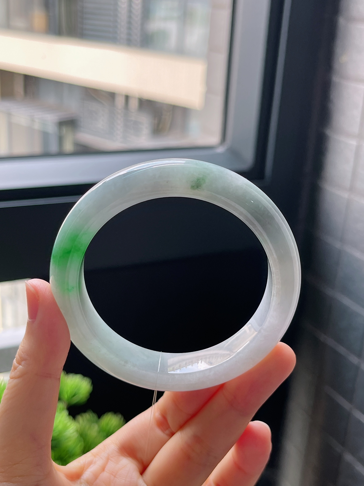正圈55.6圈口，翡翠糯化种飘绿手镯