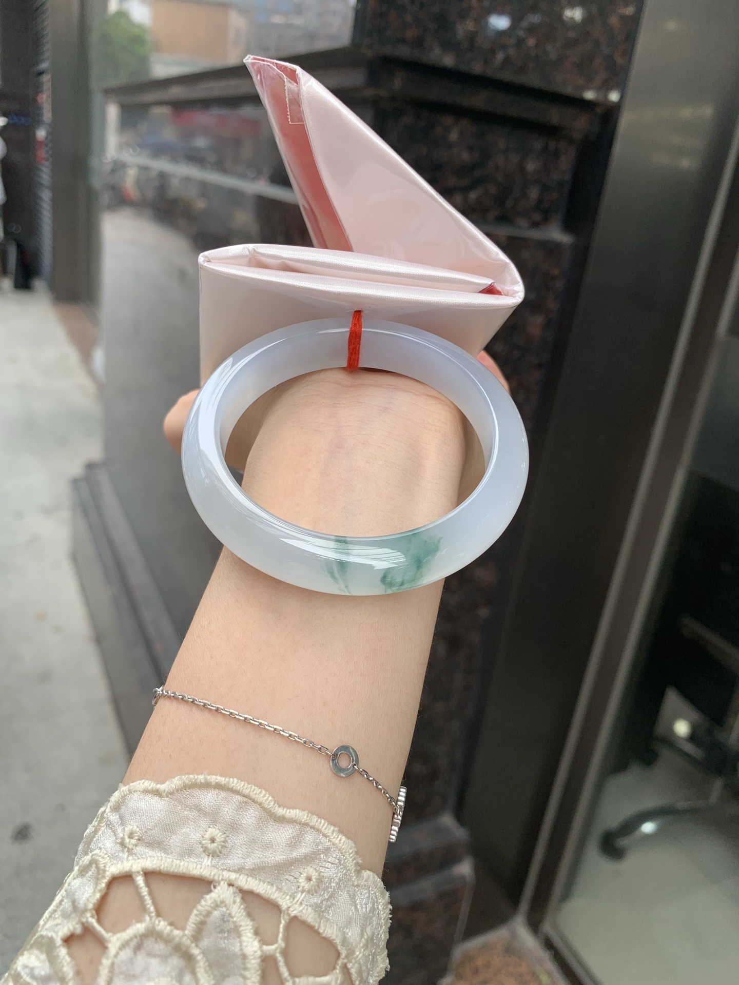 冰飘花正圈 57.5-8.1-11.7 0629-N1111 打灯细纹，不影响，底妆胶润细腻，冰底中开出了朵朵兰花，飘花灵动飘逸，勾勒出一幅唯美诗意的山水意境画，古典优雅又秀气