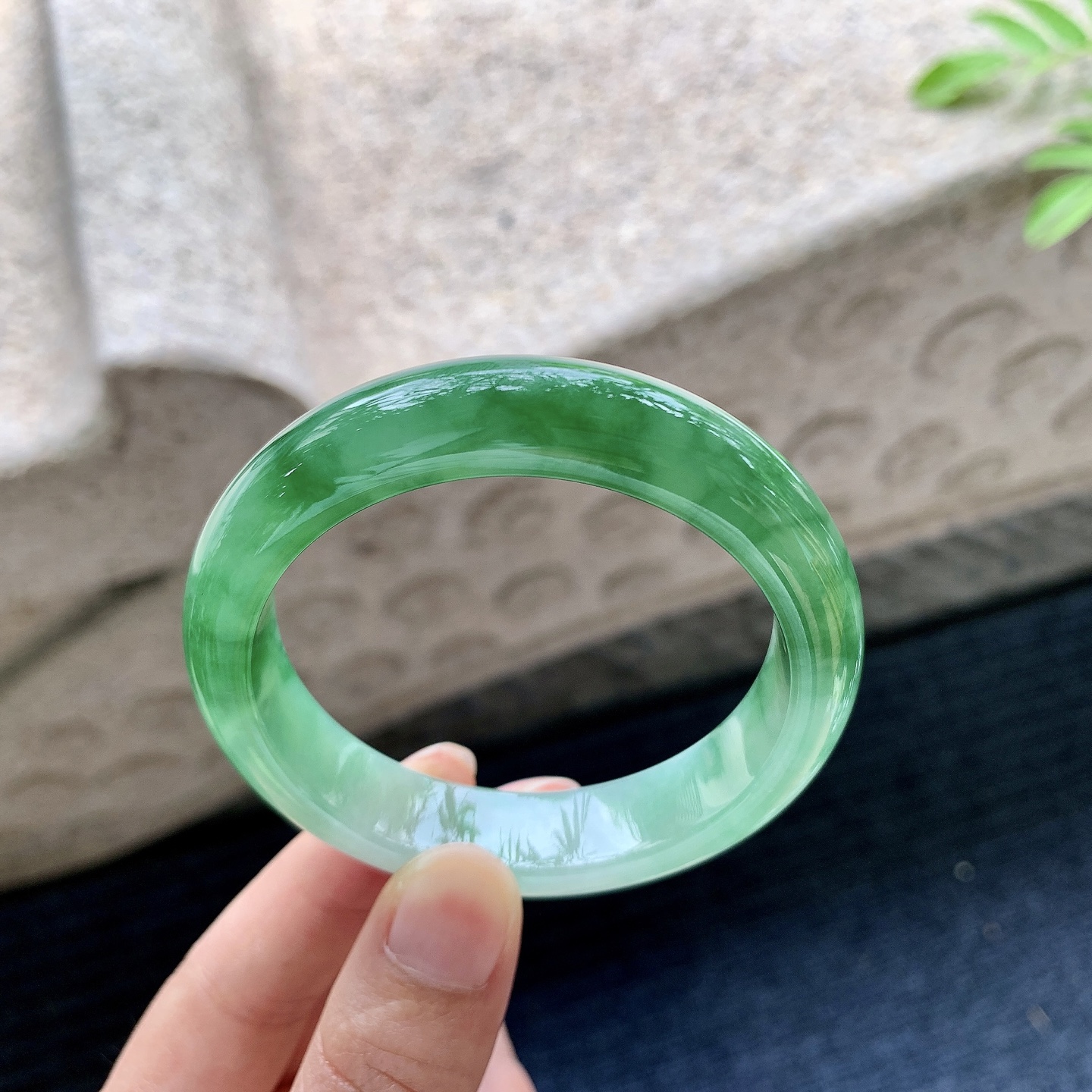 正圈 圈口52.5/12.7/8 编码WW063022 描述冰糯辣绿，水润，种老，细腻，打灯有絮线