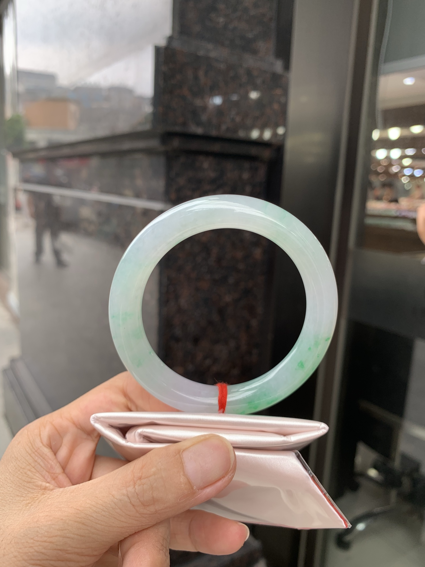 白底青阳绿圆条 54.6-9.5-9.5 0629-N1108-2 打灯细纹，底妆冰润，满圈飘阳绿花点缀，腕间风华，干净纯净的底色上，一抹翠色肆意流淌，宛如春日里的繁华盛景