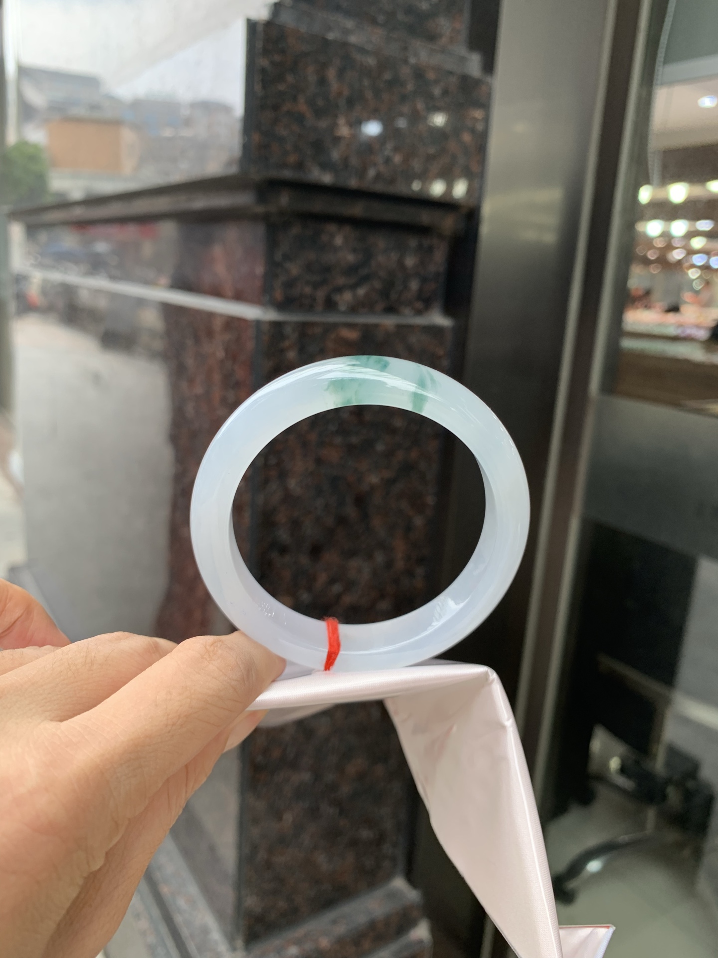 冰飘花正圈 57.5-8.1-11.7 0629-N1111 打灯细纹，不影响，底妆胶润细腻，冰底中开出了朵朵兰花，飘花灵动飘逸，勾勒出一幅唯美诗意的山水意境画，古典优雅又秀气