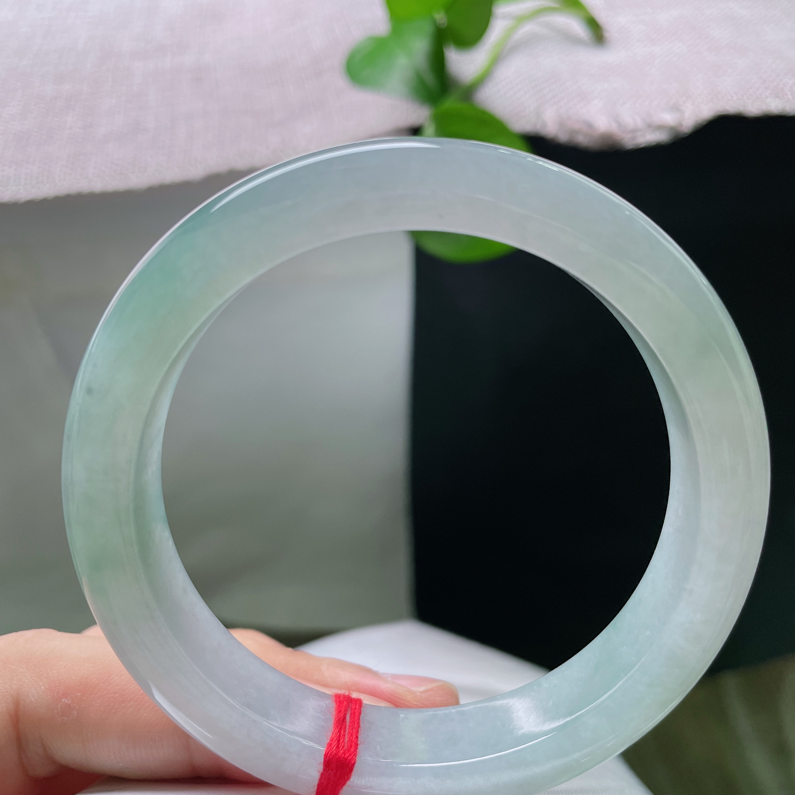 60/12.5/8.9，绿底正圈，完美，冰润晴水镯，清透凝烟，一汪浅翠藏尽温润诗意ss55335a