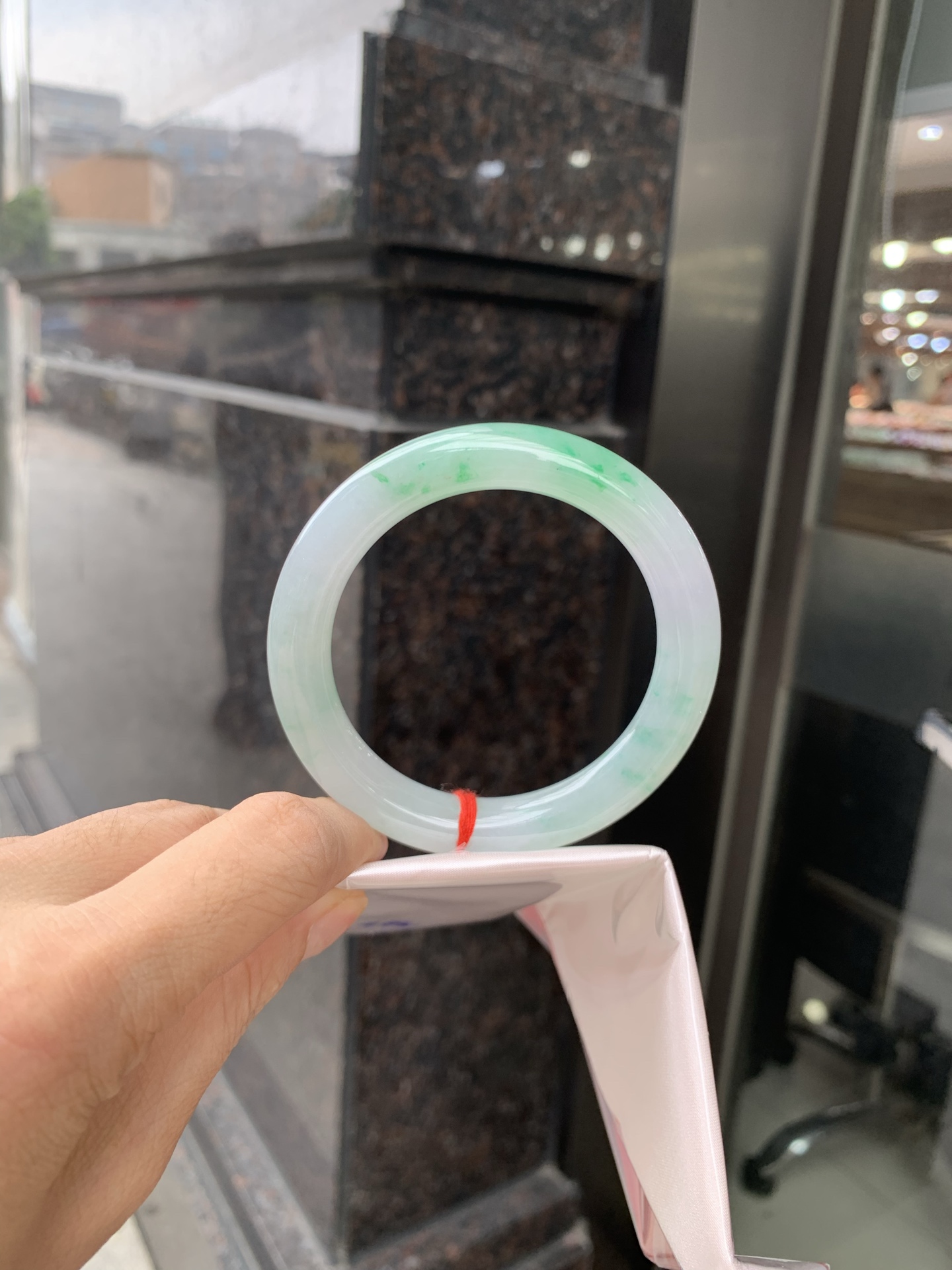 白底青阳绿圆条 54.6-9.5-9.5 0629-N1108-2 打灯细纹，底妆冰润，满圈飘阳绿花点缀，腕间风华，干净纯净的底色上，一抹翠色肆意流淌，宛如春日里的繁华盛景