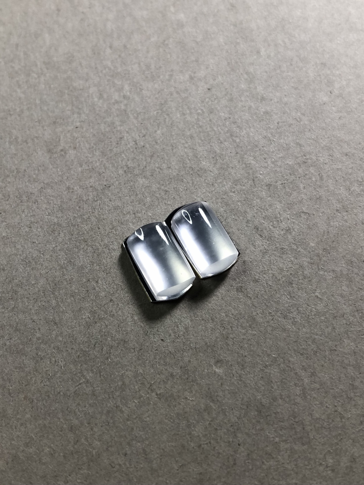 741403「一对冰玻马鞍」底子白皙，冰透起光，品相佳，镶嵌漂亮8.8-5.1-2.4