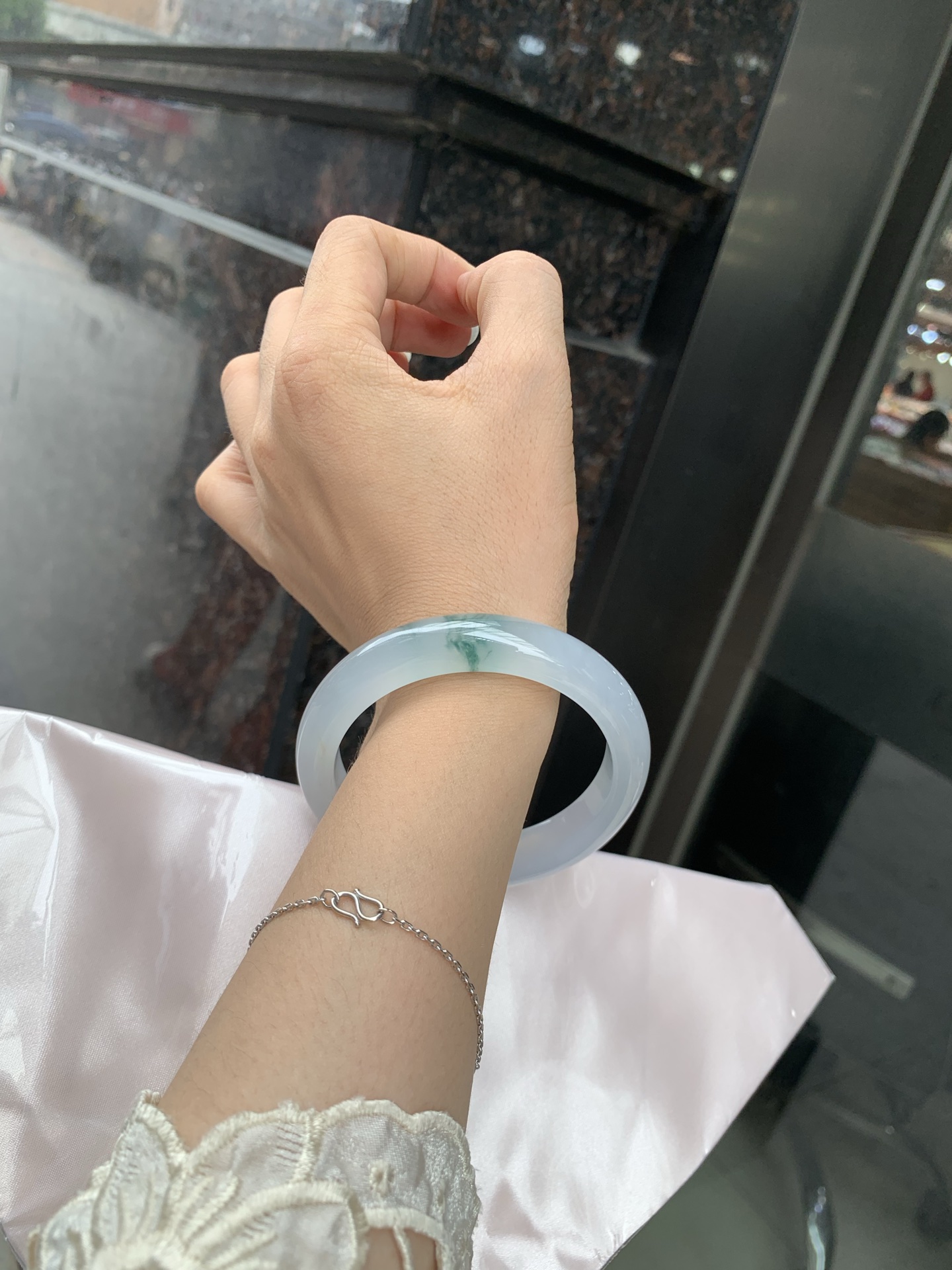 冰飘花正圈 57.5-8.1-11.7 0629-N1111 打灯细纹，不影响，底妆胶润细腻，冰底中开出了朵朵兰花，飘花灵动飘逸，勾勒出一幅唯美诗意的山水意境画，古典优雅又秀气