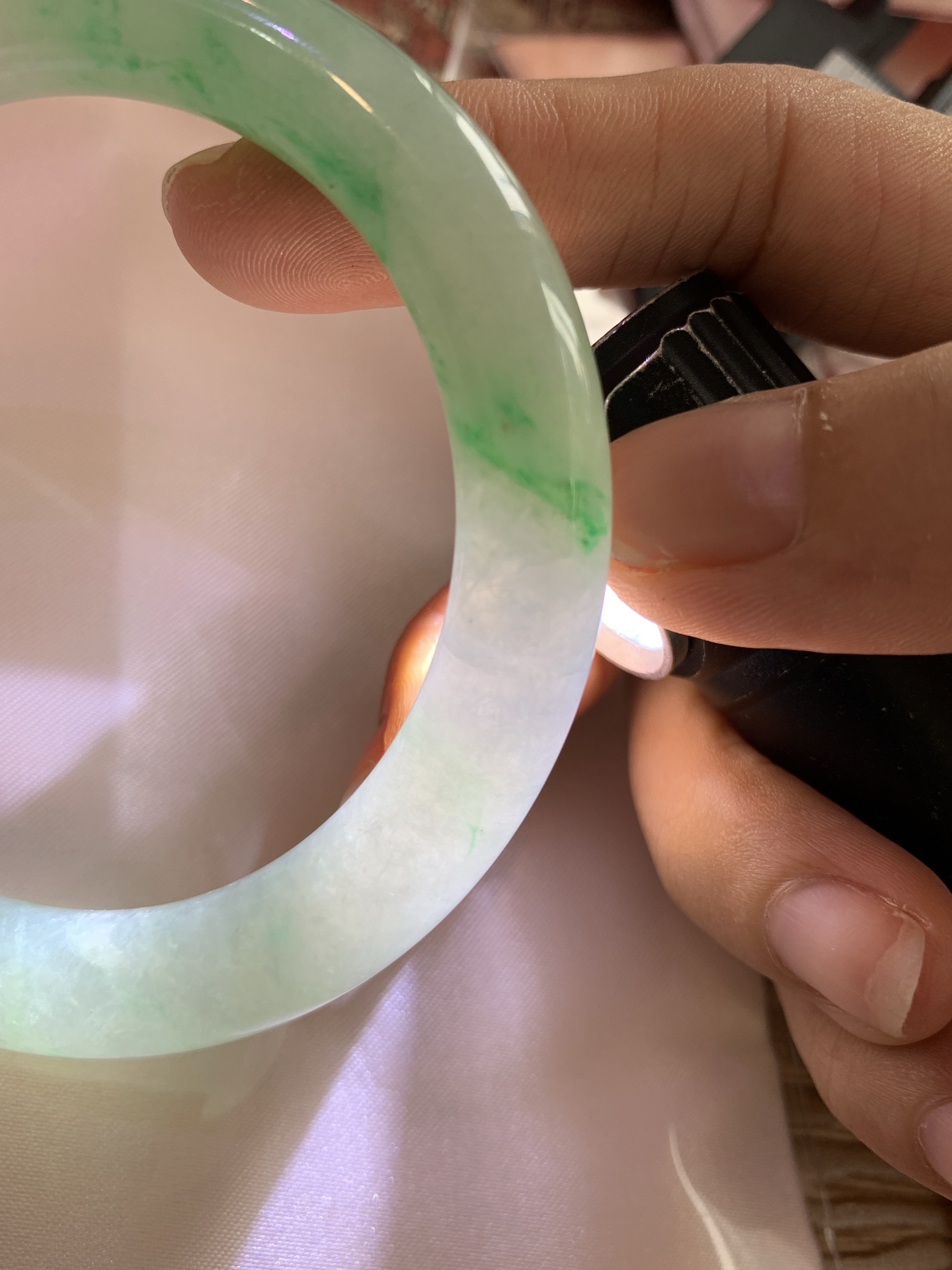 白底青阳绿圆条 0629-N1108-1 打灯细纹，底妆冰润，半圈阳绿花点缀，腕间风华，干净纯净的底色上，一抹翠色肆意流淌，宛如春日里的繁华盛景