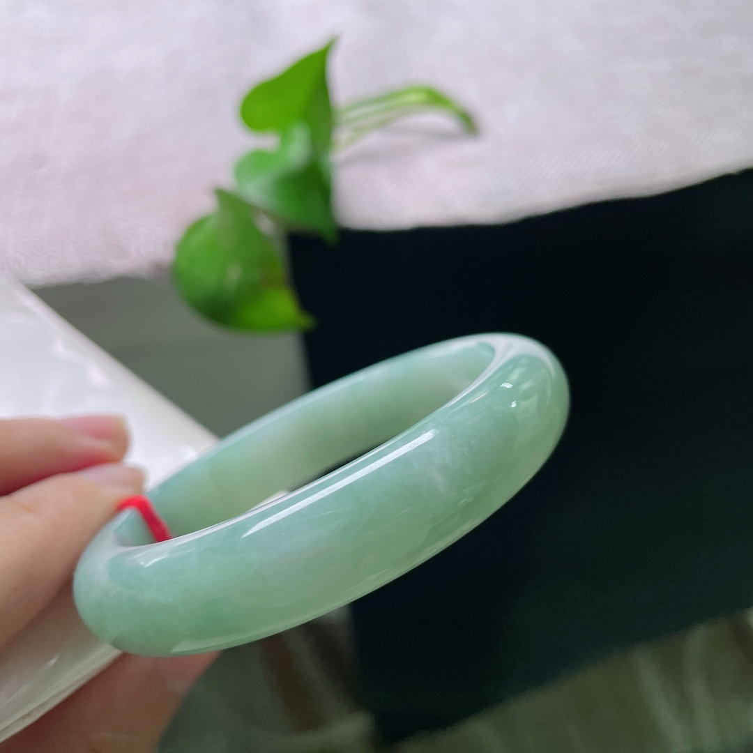 绿底正圈，无裂，晴水冰种翡翠正圈，温润凝翠，自带温婉清雅的东方古典韵味。ss54371a。