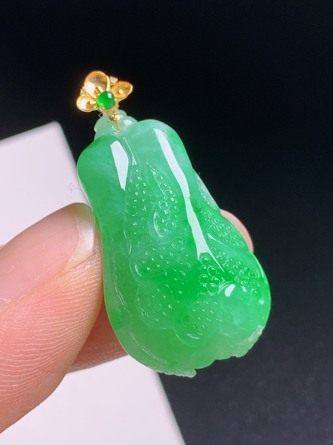 正阳绿白菜吊坠，水润鲜亮立体雕刻，招财纳福 裸石28.1-15.5-9.8 整体32.7 470628