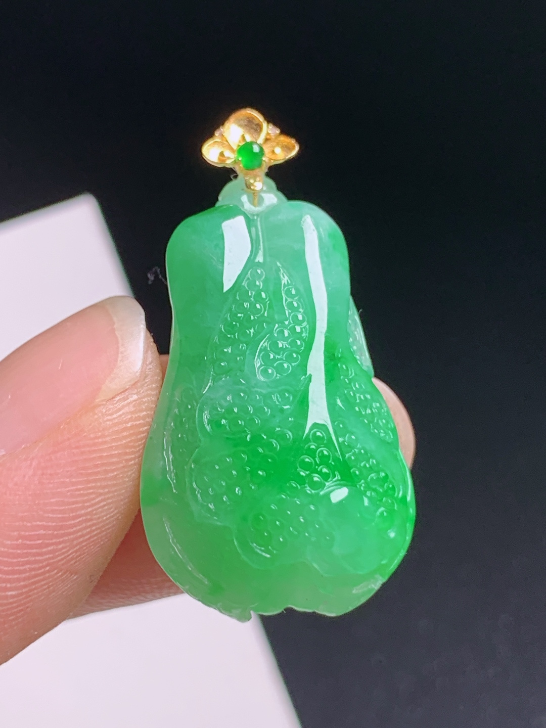 正阳绿白菜吊坠，水润鲜亮立体雕刻，招财纳福 裸石28.1-15.5-9.8 整体32.7 47062