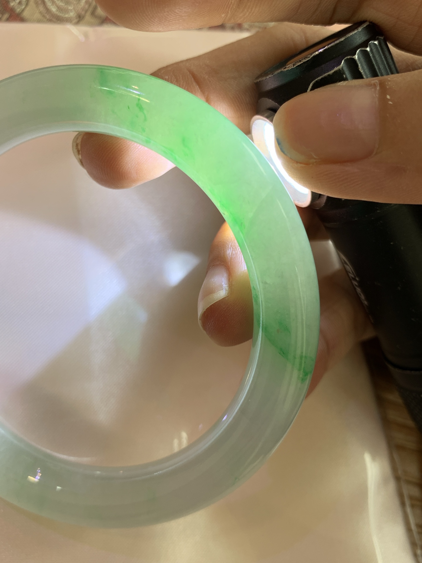 白底青阳绿圆条 0629-N1108-1 打灯细纹，底妆冰润，半圈阳绿花点缀，腕间风华，干净纯净的底色上，一抹翠色肆意流淌，宛如春日里的繁华盛景