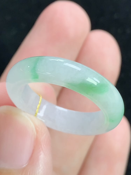 飘绿戒指，无裂，尺寸18.7*5.2*3.3mm，18号手寸，L29lsk