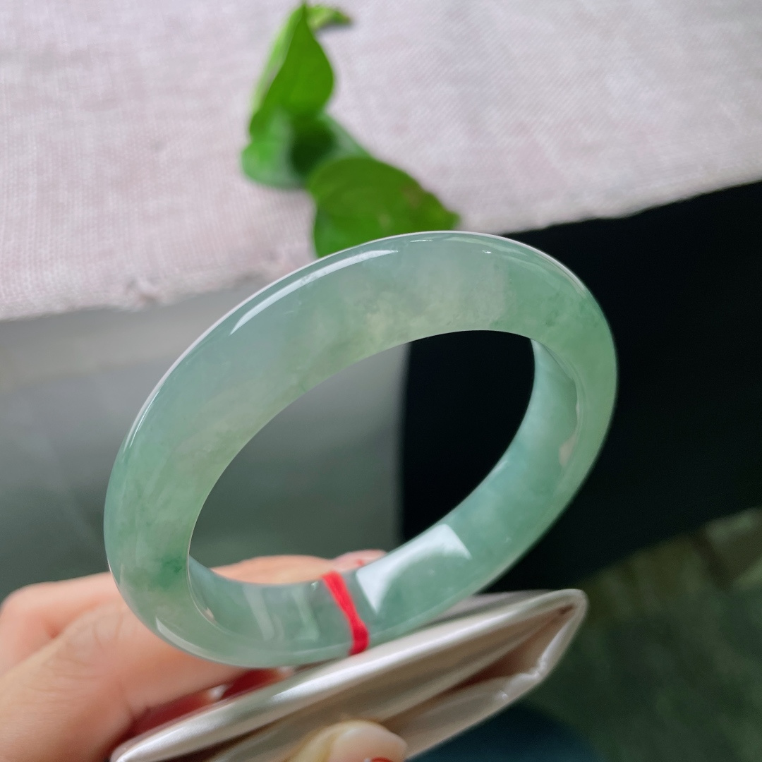 56.6/12.4/9，飘花正圈，种水通透清亮匀净淡蓝调，自带天然雪花棉与零星飘绿，层次灵动不杂乱。冷调湖水色衬肤显白，清冷，适配轻熟、简约穿搭。无裂，ss51519a