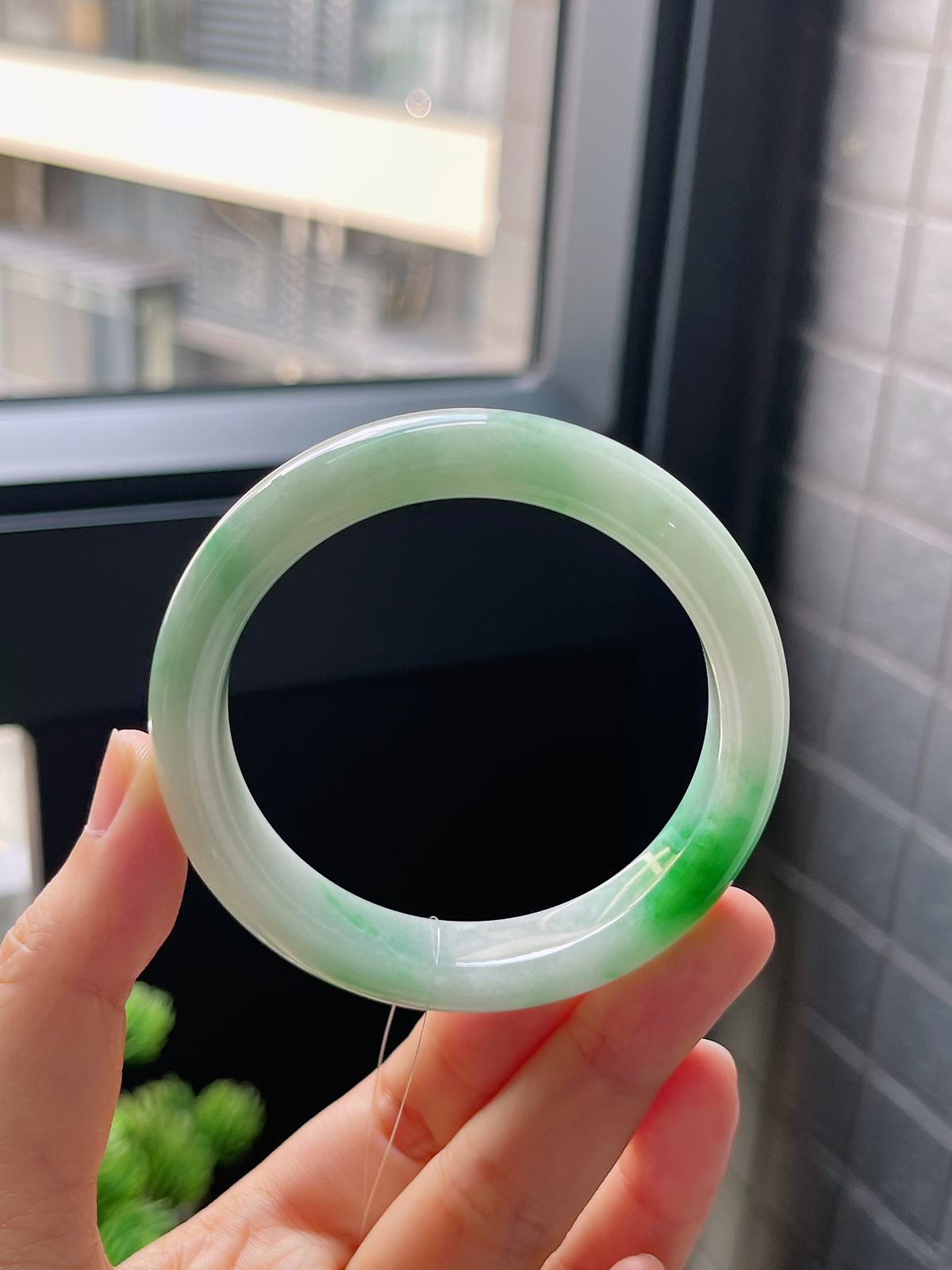 正圈52圈口，翡翠糯化种飘绿手镯