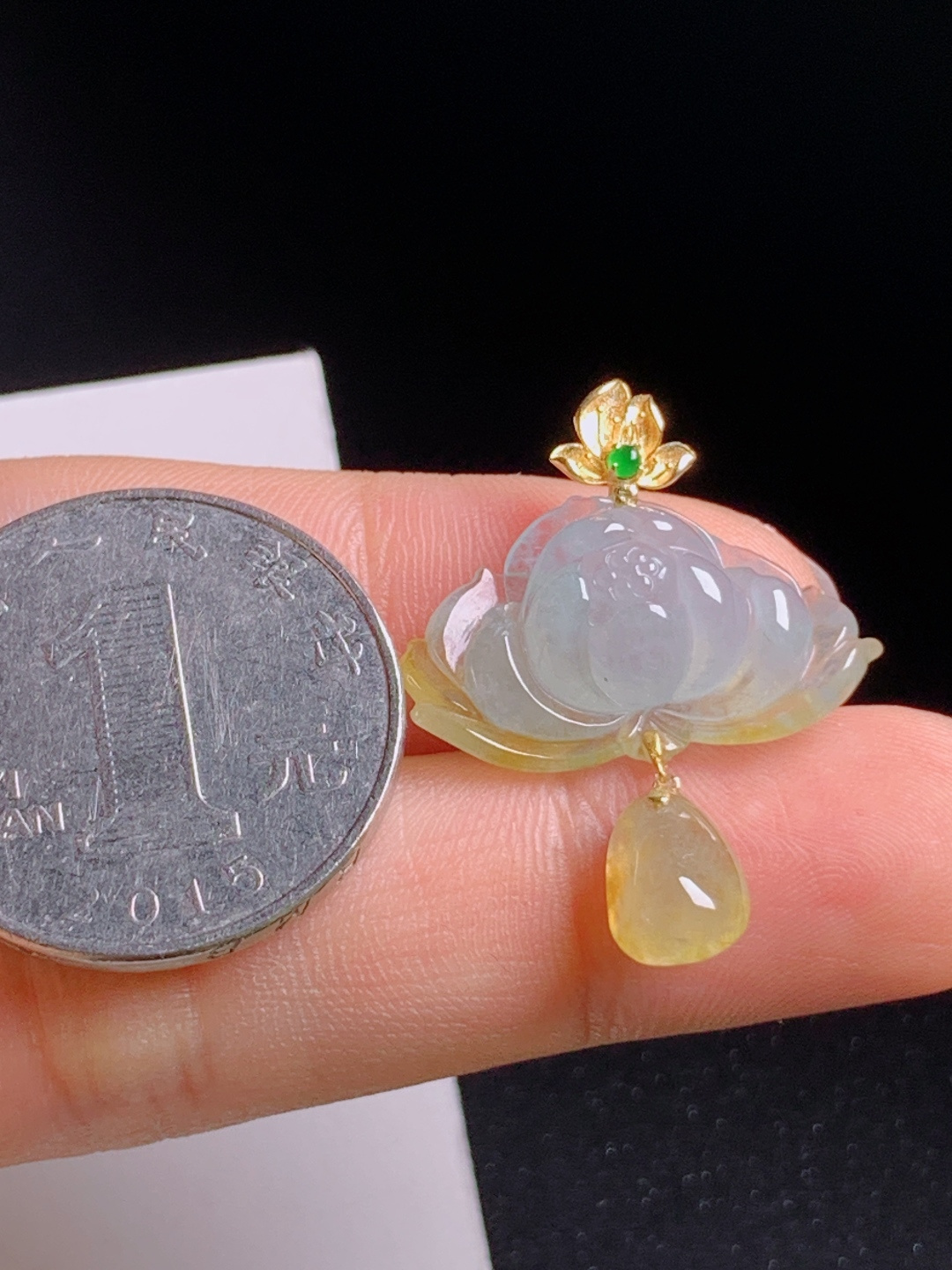 冰飘黄莲花吊坠，冰透莲花搭配暖黄坠子，清雅脱俗