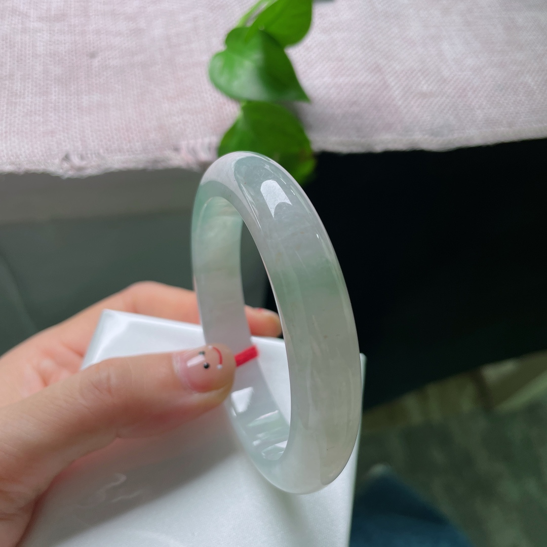 飘花正圈，清透冰白为底，晕染一抹灵动飘绿花，似山涧青苔沉于浅潭。玉质通透莹润，清浅翠色随性舒展，腕间自带悠然静谧的山水诗意。无裂，ss52535a