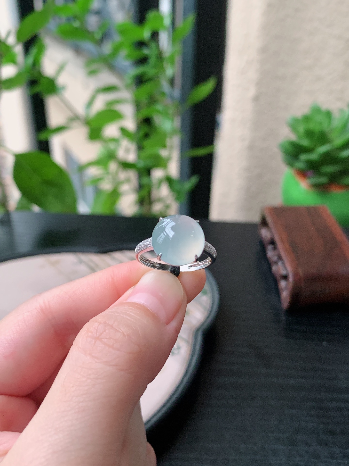 18k金镶嵌老坑冰种胶感白月光戒指 裸石尺寸:11.7-11.6-6.6mm