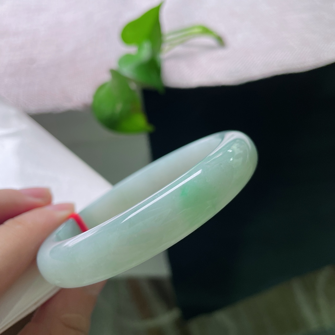 57.2/12.1/8.7，绿底正圈，无裂，浅冰晴水细润，清浅灵动，清爽显嫩满是少女青春感。ss57270a。