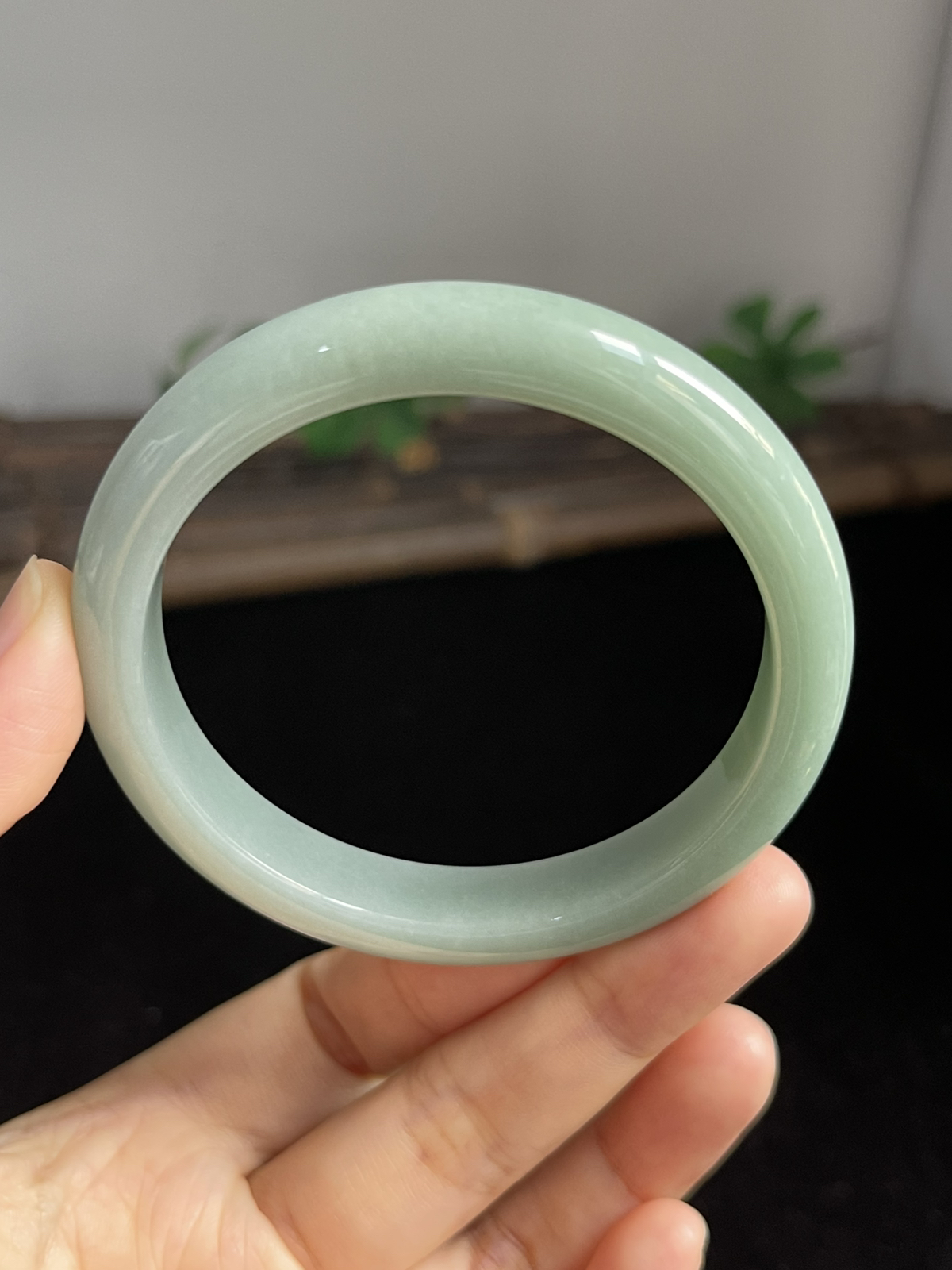正圈55.6圈口，翡翠糯化种淡绿色手镯