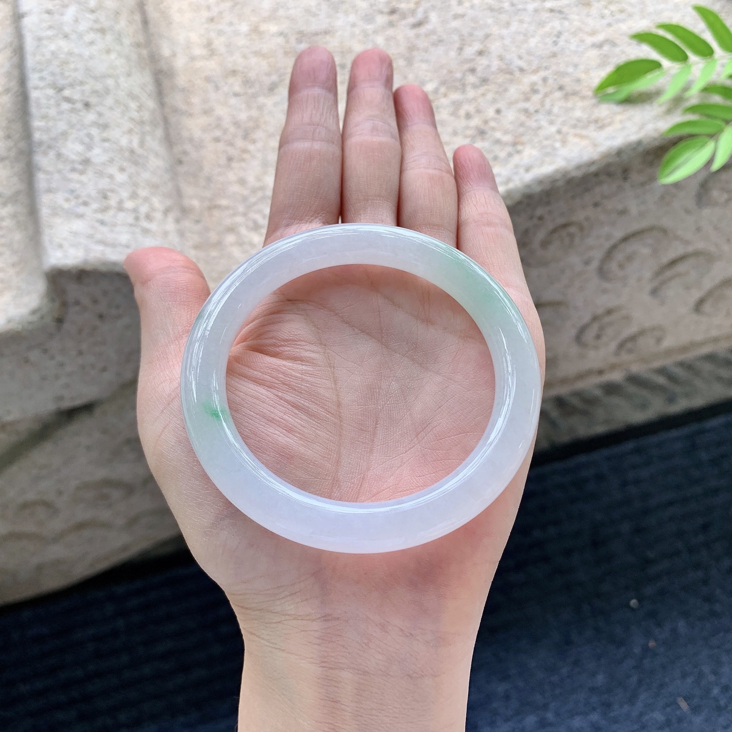 圆条55 56【圈口】56.4/8.4/9.2【编码】C5062903【描述】细糯飘绿，水润，种老，细腻，打灯有棉线