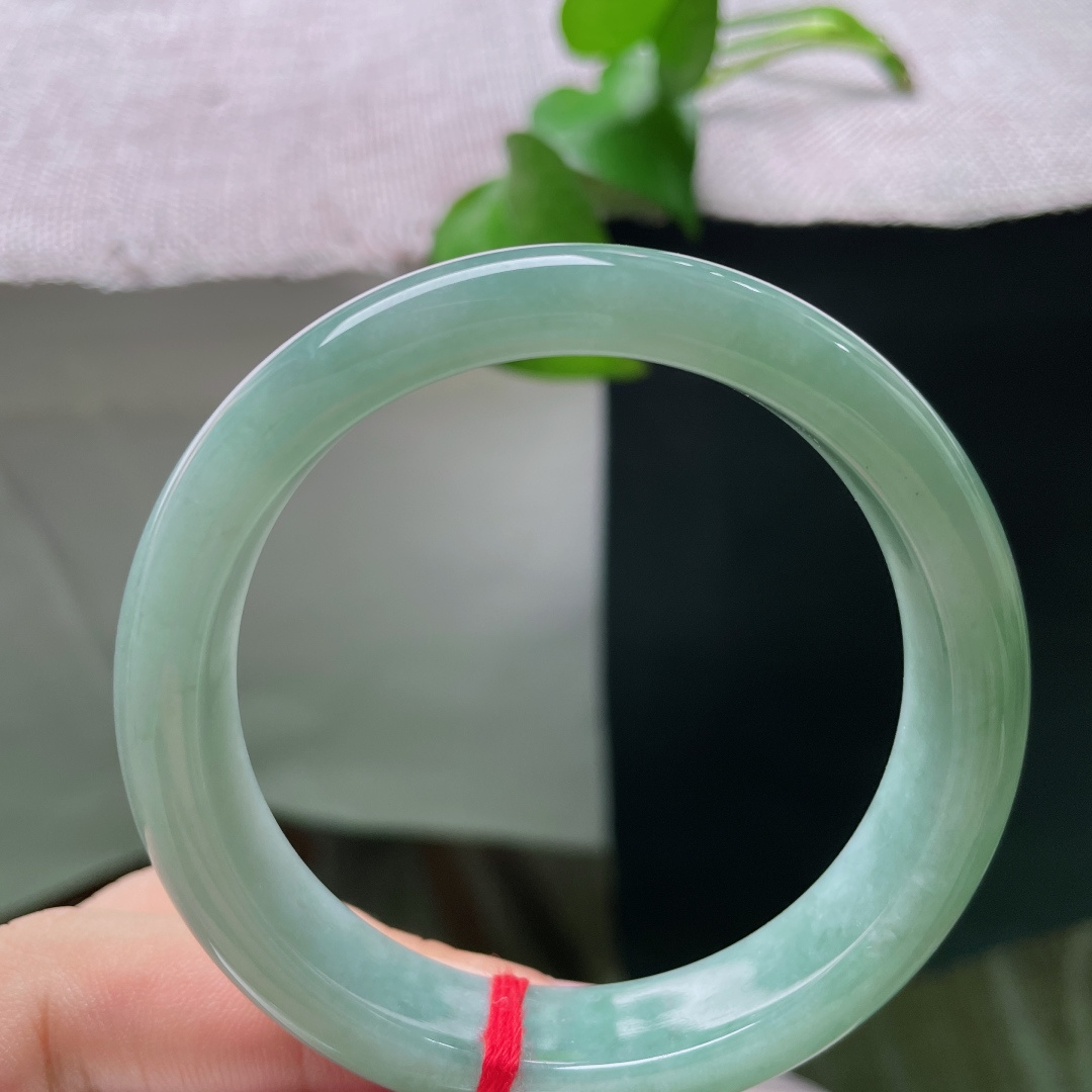 绿底正圈，无裂，晴水冰种翡翠正圈，温润凝翠，自带温婉清雅的东方古典韵味。ss54371a。