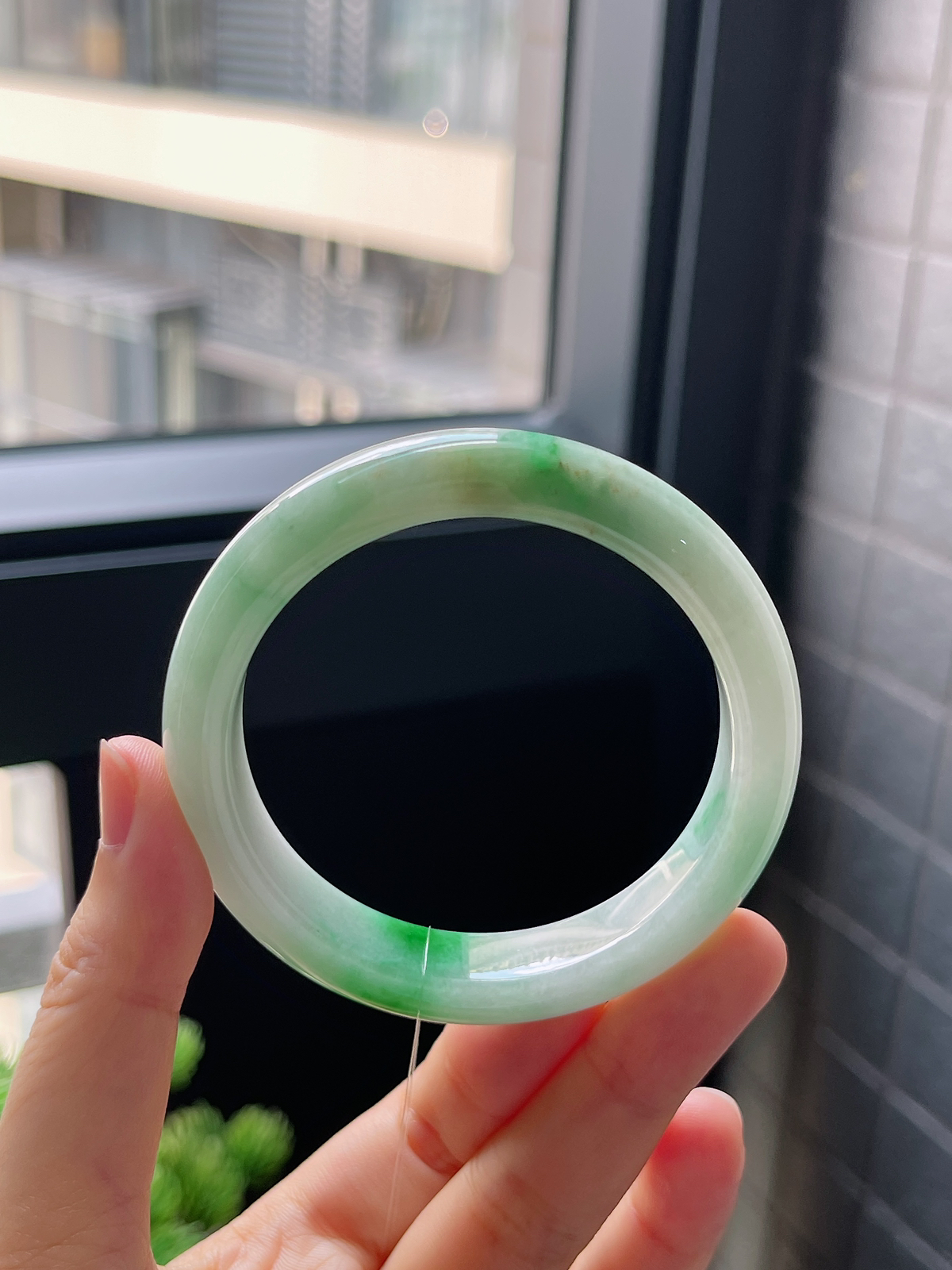 正圈52圈口，翡翠糯化种飘绿手镯