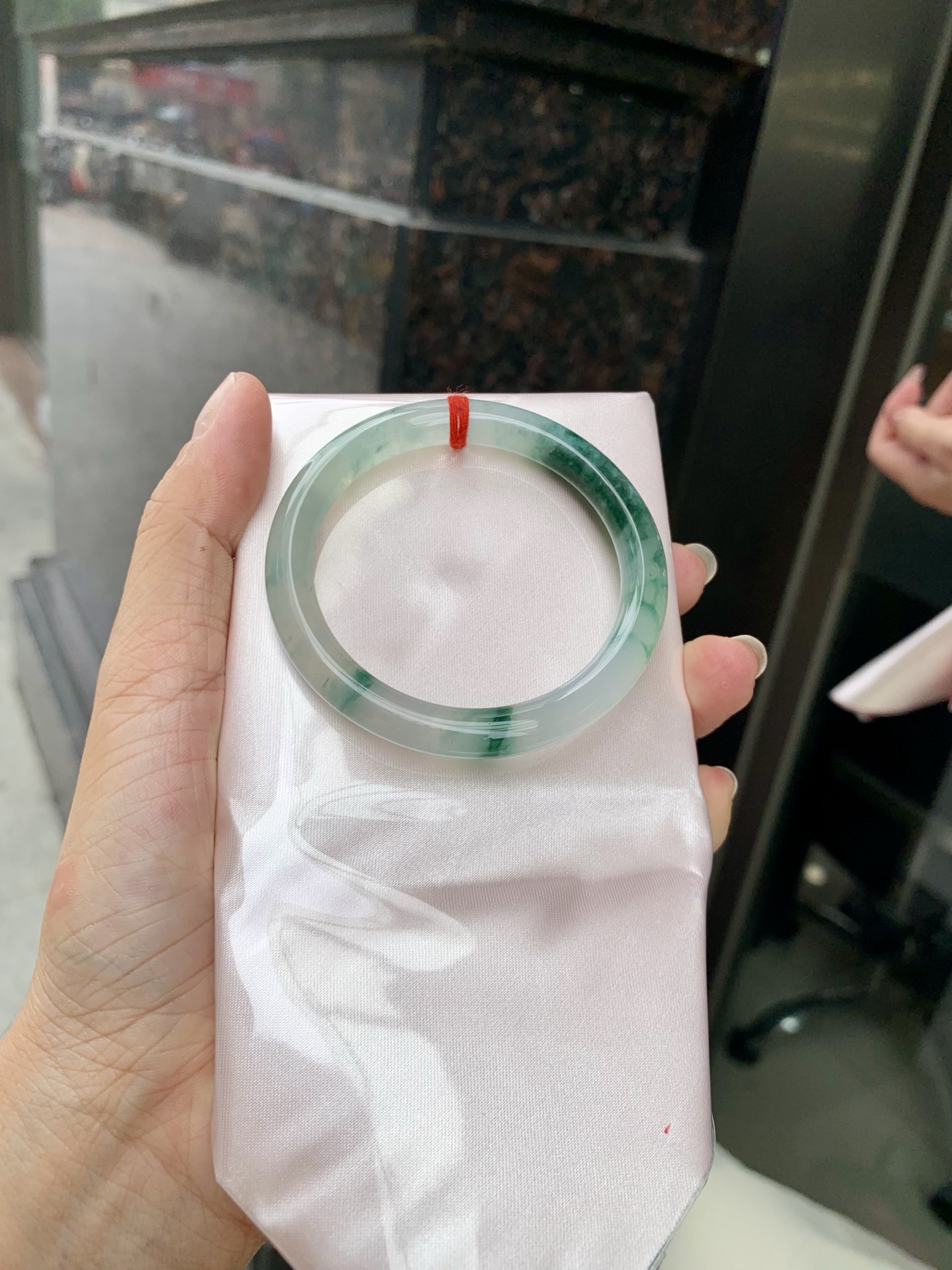 冰墨绿花美人条 51.2-7.2-7.2 0629-N1107 打灯细纹，底妆冰润，烟雨入江南，丹青水墨，朦胧江南的意境镯，青花瓷般的冰飘蓝花水墨画，妙笔丹青笔墨如画，镯子青白分明如盈盈碧水莹润水灵山水画，飘逸灵动的画色倘徉在水光中泛起阵阵涟漪。