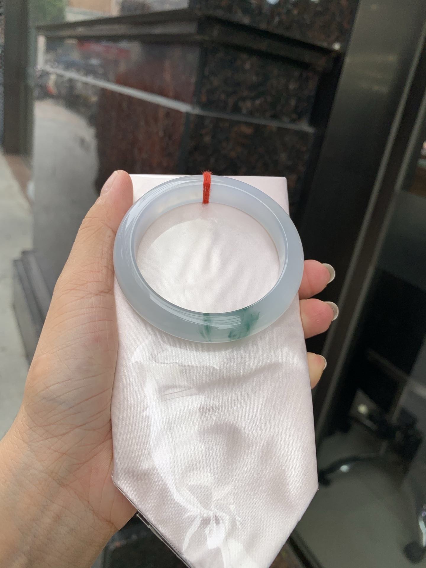 冰飘花正圈 57.5-8.1-11.7 0629-N1111 打灯细纹，不影响，底妆胶润细腻，冰底中开出了朵朵兰花，飘花灵动飘逸，勾勒出一幅唯美诗意的山水意境画，古典优雅又秀气