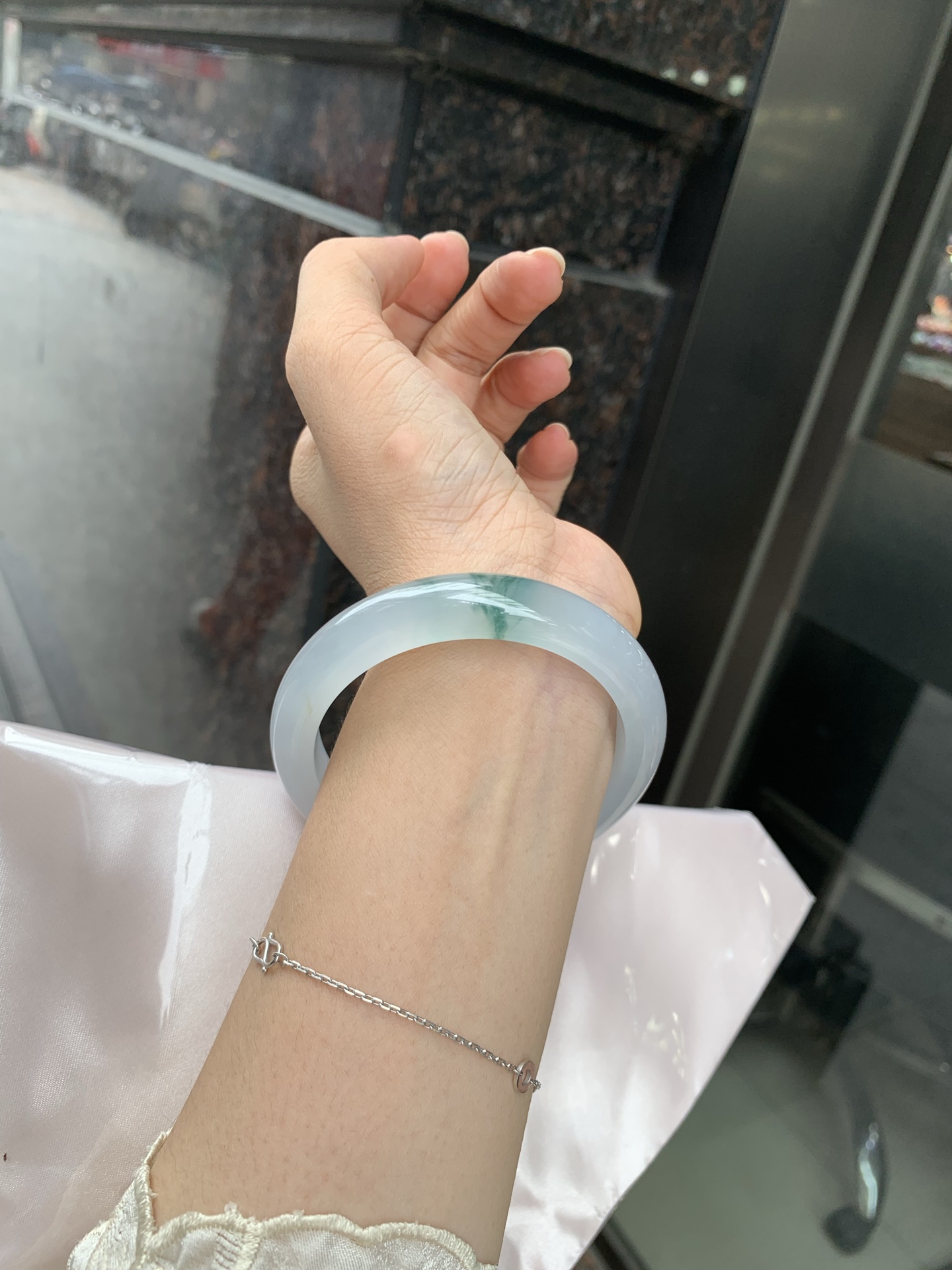 冰飘花正圈 57.5-8.1-11.7 0629-N1111 打灯细纹，不影响，底妆胶润细腻，冰底中开出了朵朵兰花，飘花灵动飘逸，勾勒出一幅唯美诗意的山水意境画，古典优雅又秀气