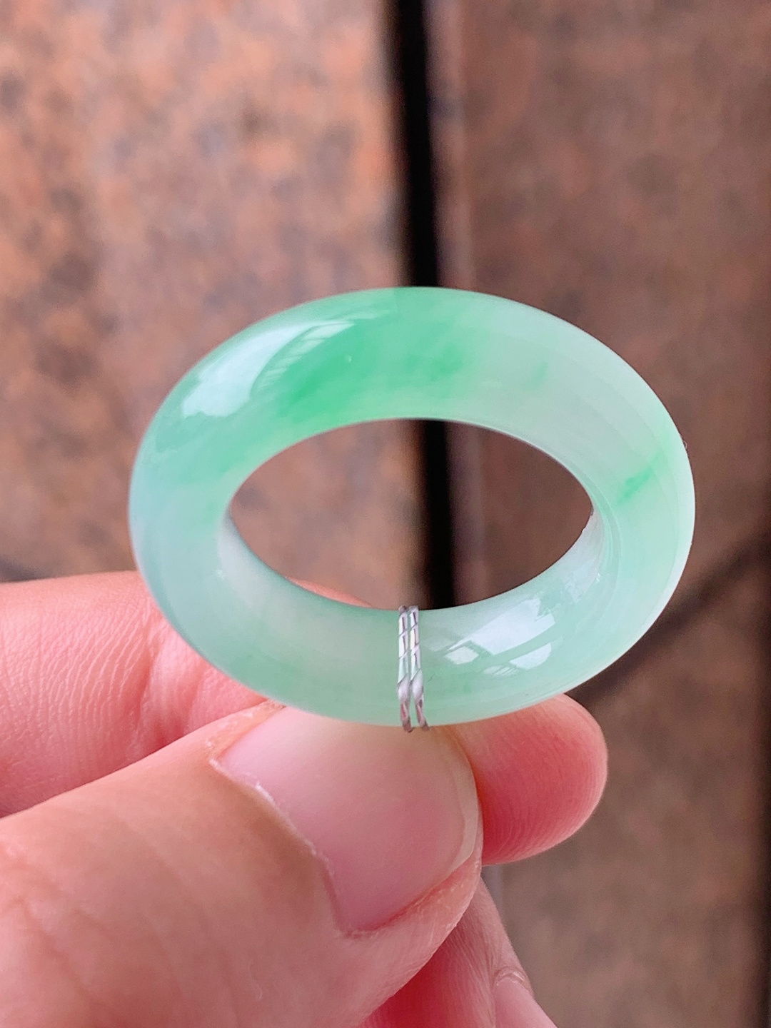 冰飘绿指环戒圈，水润清新翠色飘逸，素面圆环简约百搭，平安顺遂