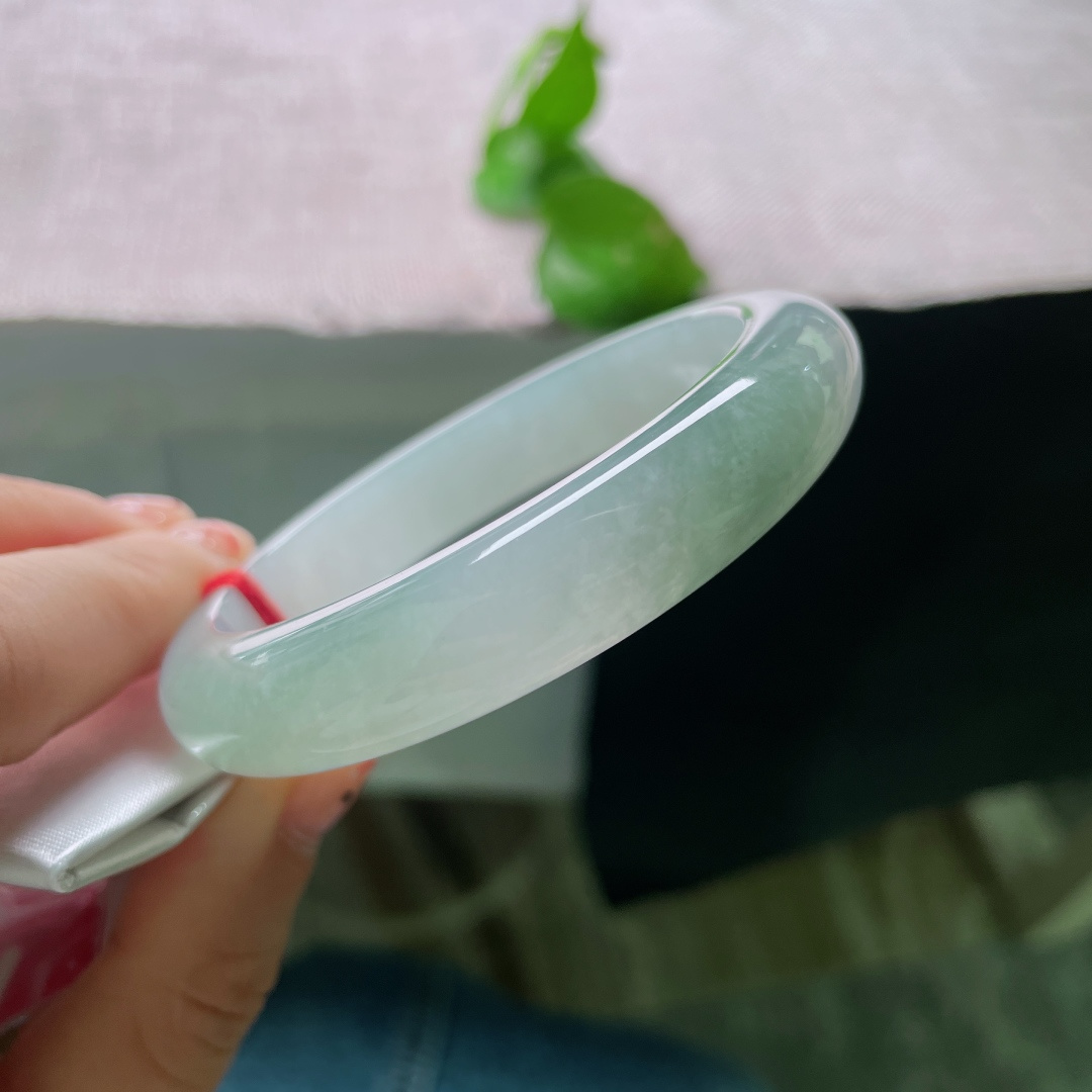 绿底正圈，无裂，半山半水冰种，莹光流转通透温润，上手自带温润珠光宝气。ss52444a。