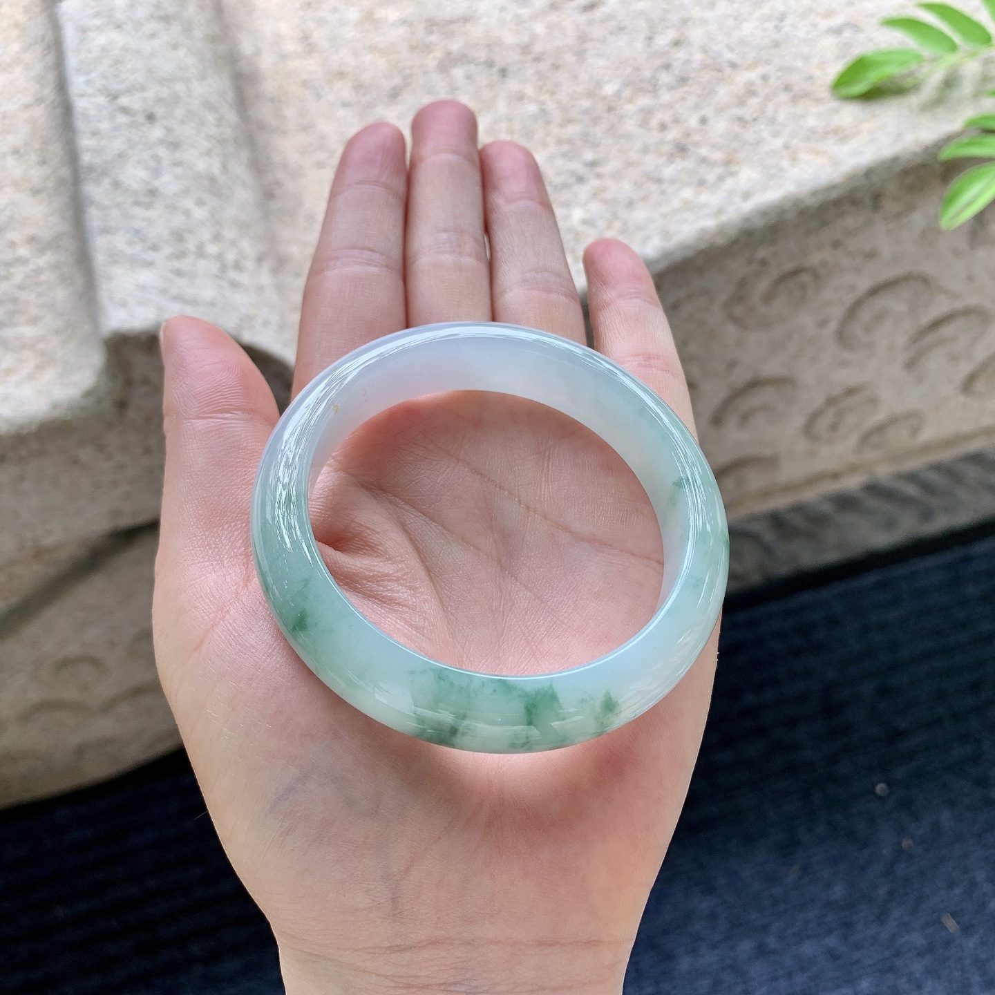 正圈52 53【圈口】53.5/12.8/8【编码】HJ063004【描述】细糯飘花，水润，种老，细