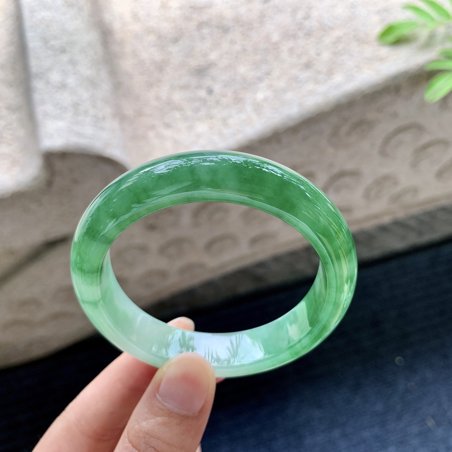 正圈 圈口52.5/12.7/8 编码WW063022 描述冰糯辣绿，水润，种老，细腻，打灯有絮线