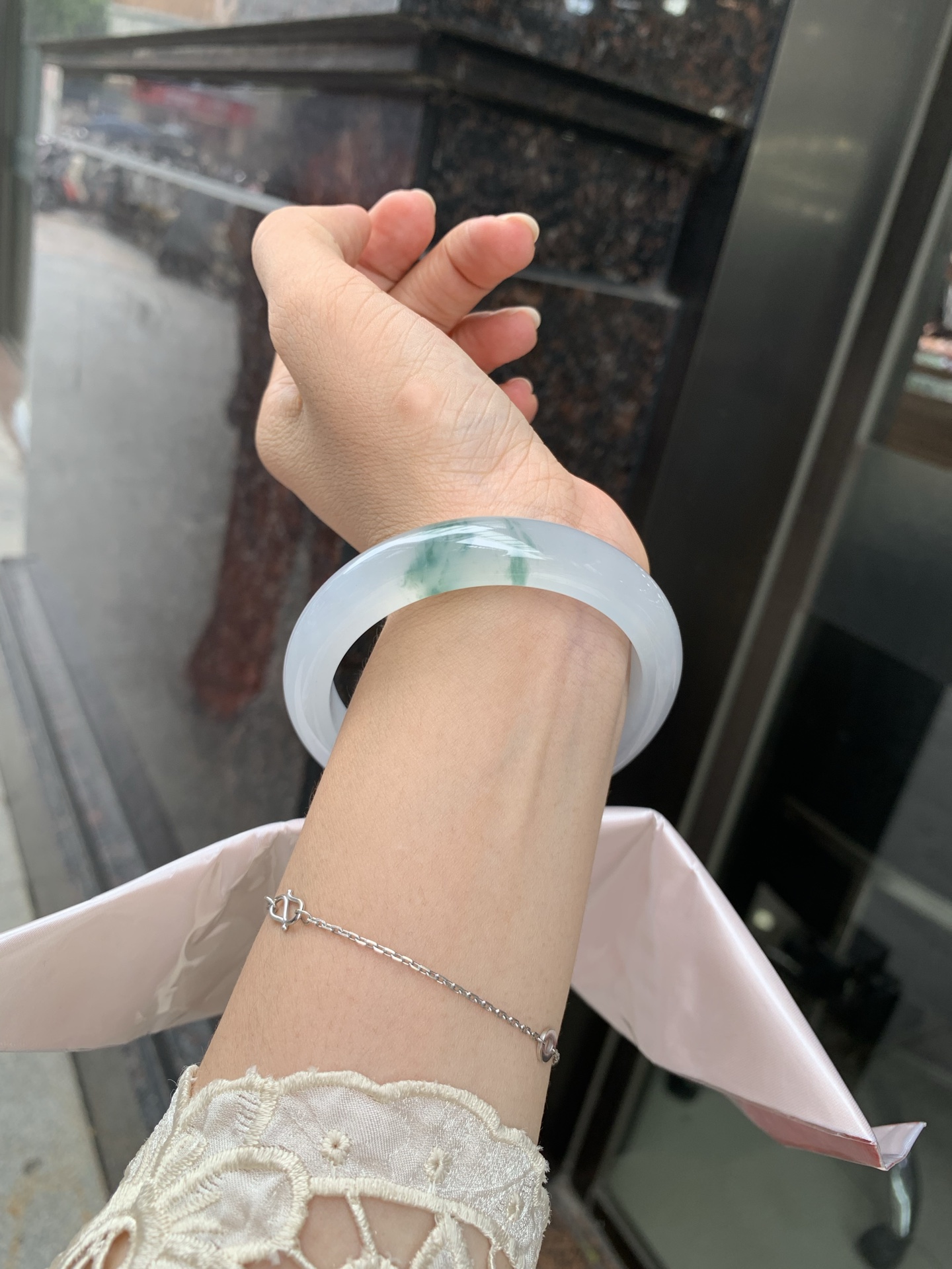 冰飘花正圈 57.5-8.1-11.7 0629-N1111 打灯细纹，不影响，底妆胶润细腻，冰底中开出了朵朵兰花，飘花灵动飘逸，勾勒出一幅唯美诗意的山水意境画，古典优雅又秀气